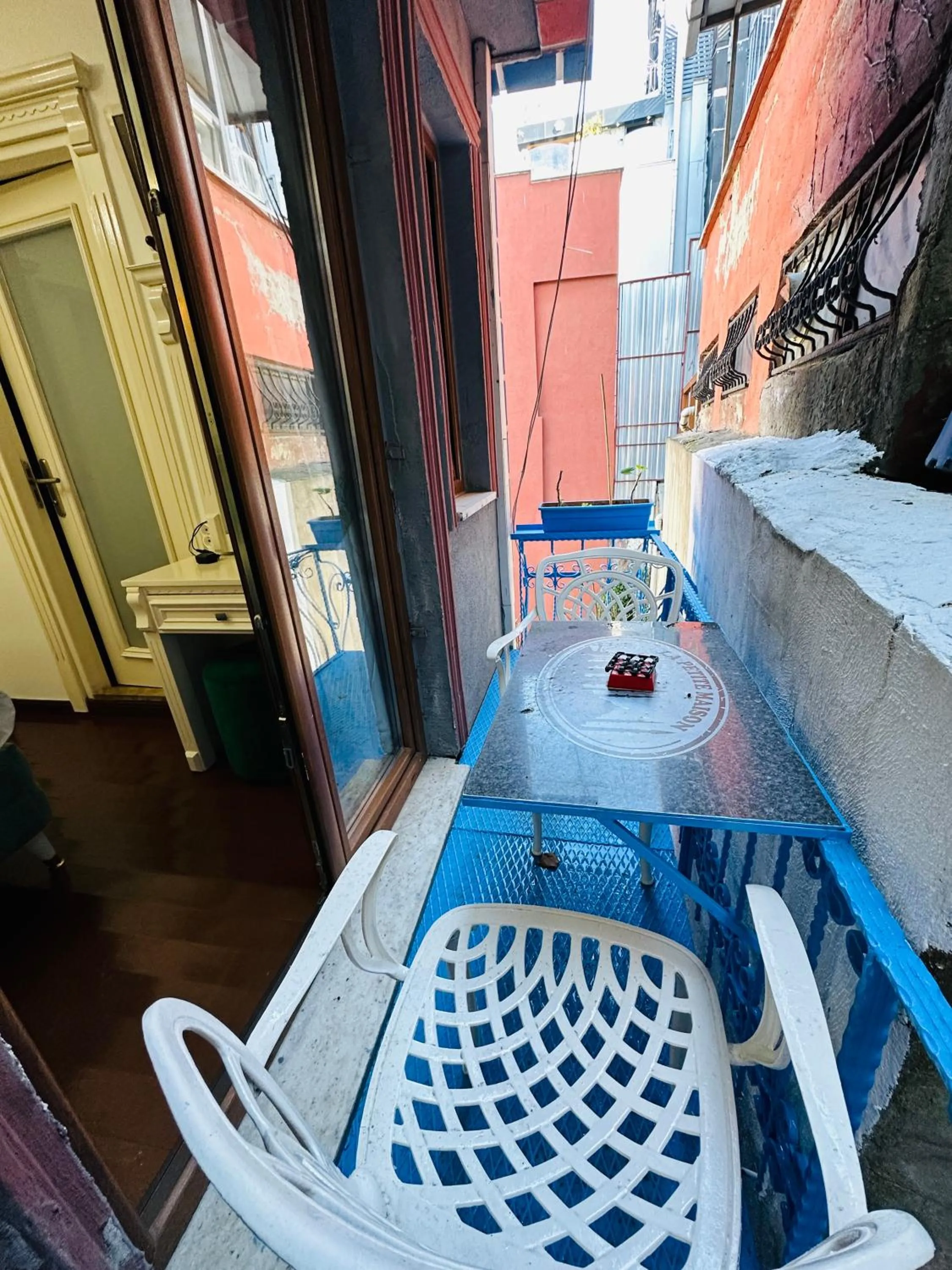 Patio in La Petite Maison Hotel