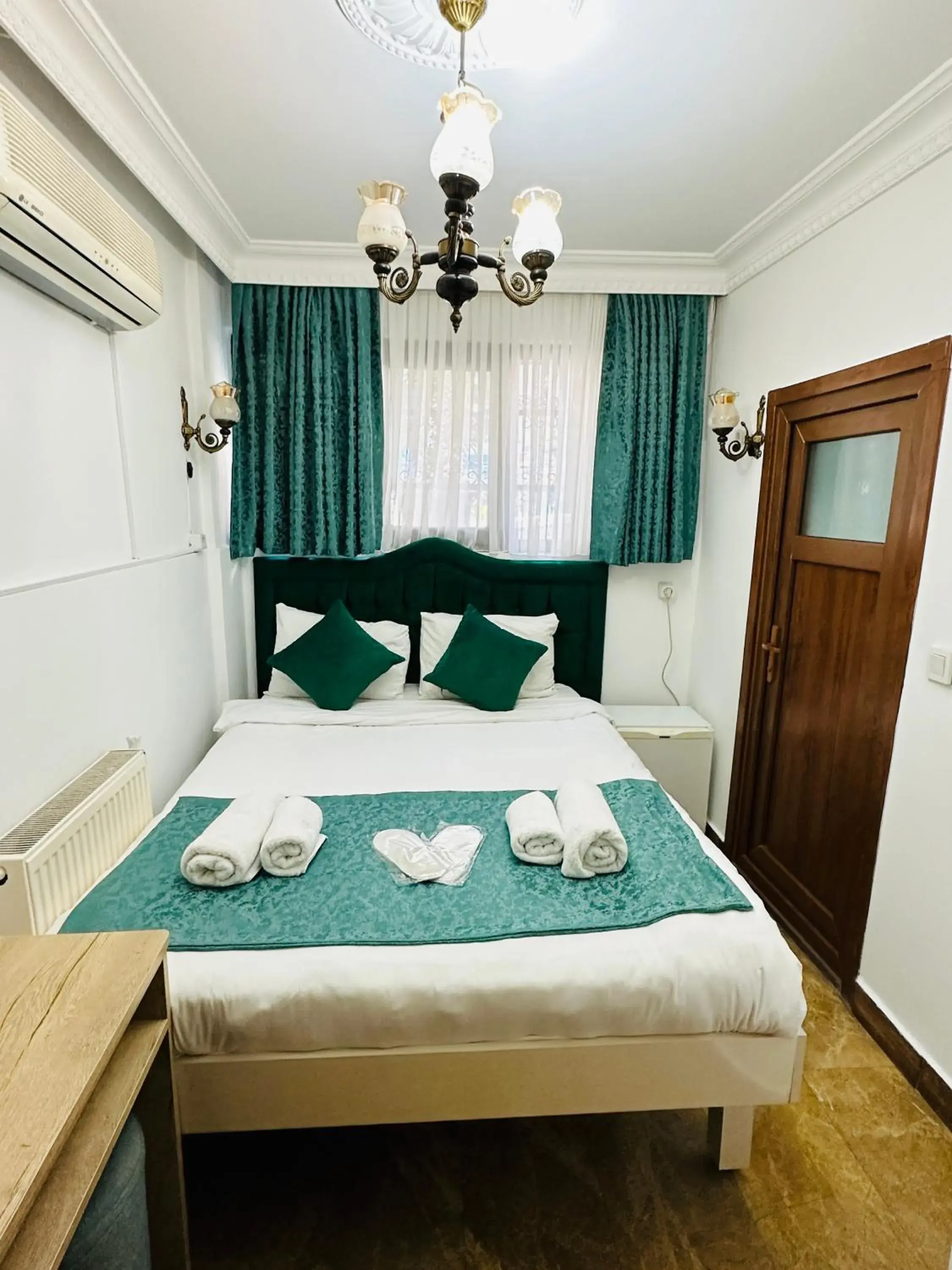 Massage, Bed in La Petite Maison Hotel Massage, Bed in La Petite Maison Hotel