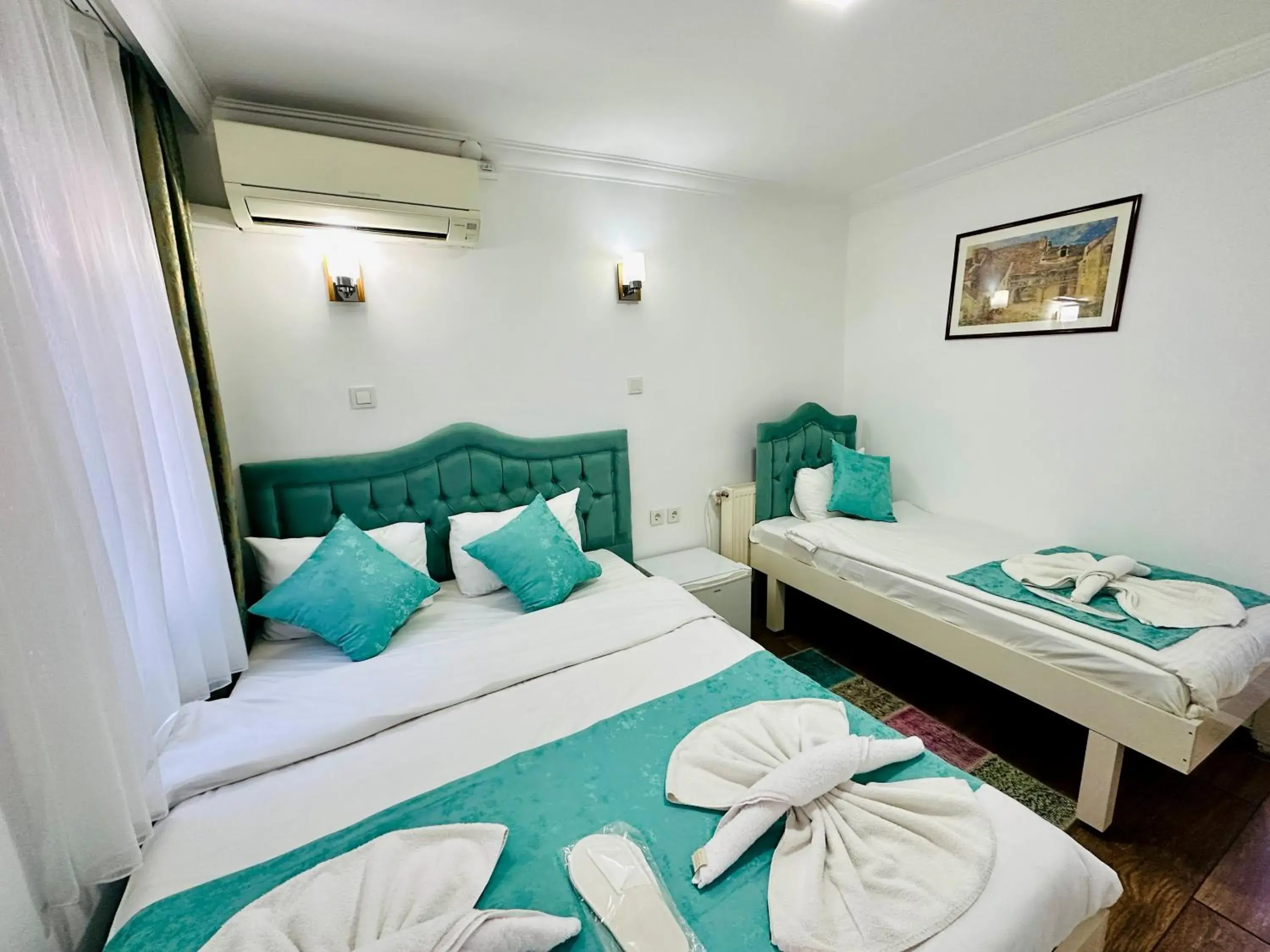 Photo of the whole room, Bed in La Petite Maison Hotel Photo of the whole room, Bed in La Petite Maison Hotel