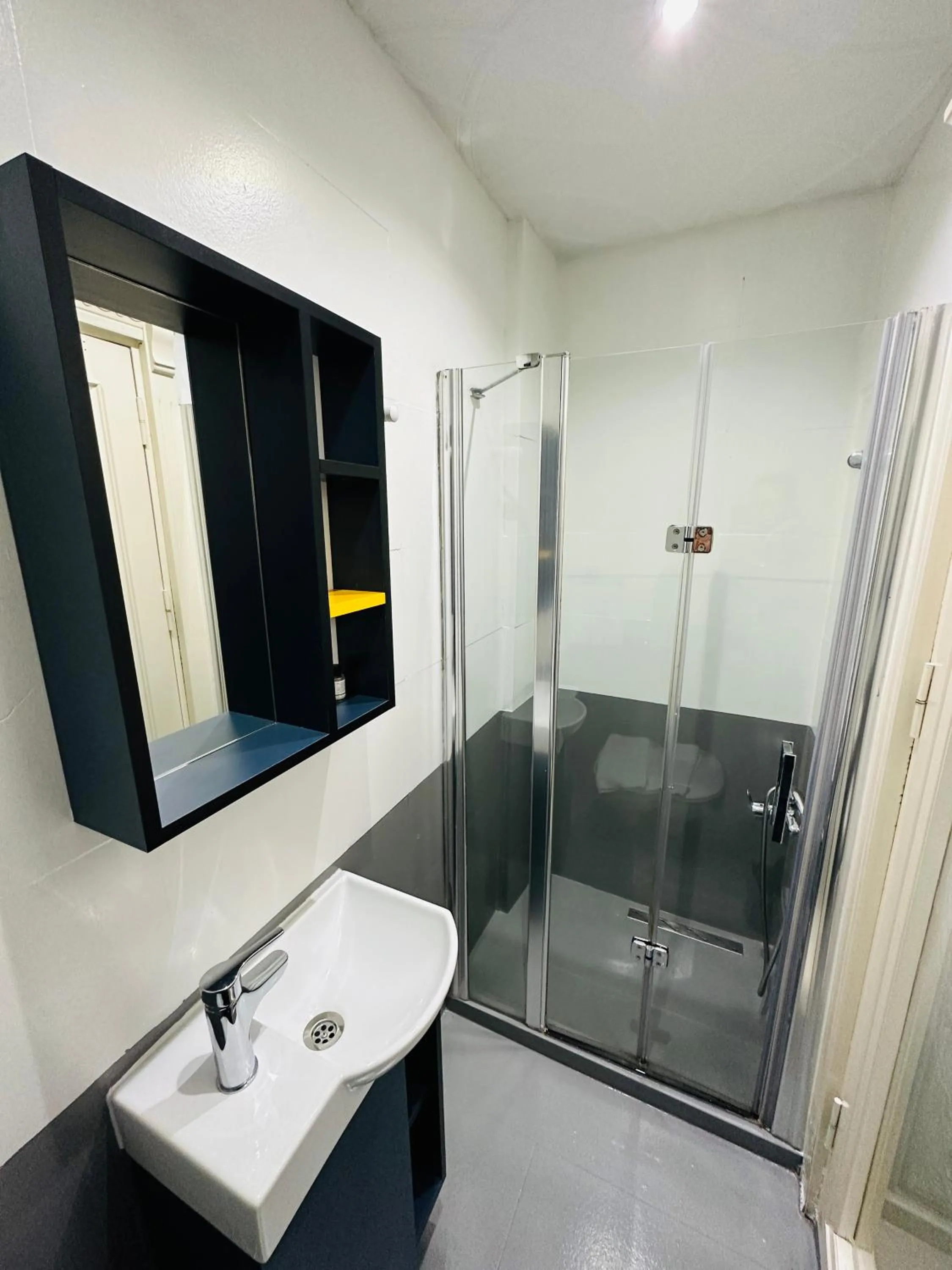 Bathroom in La Petite Maison Hotel