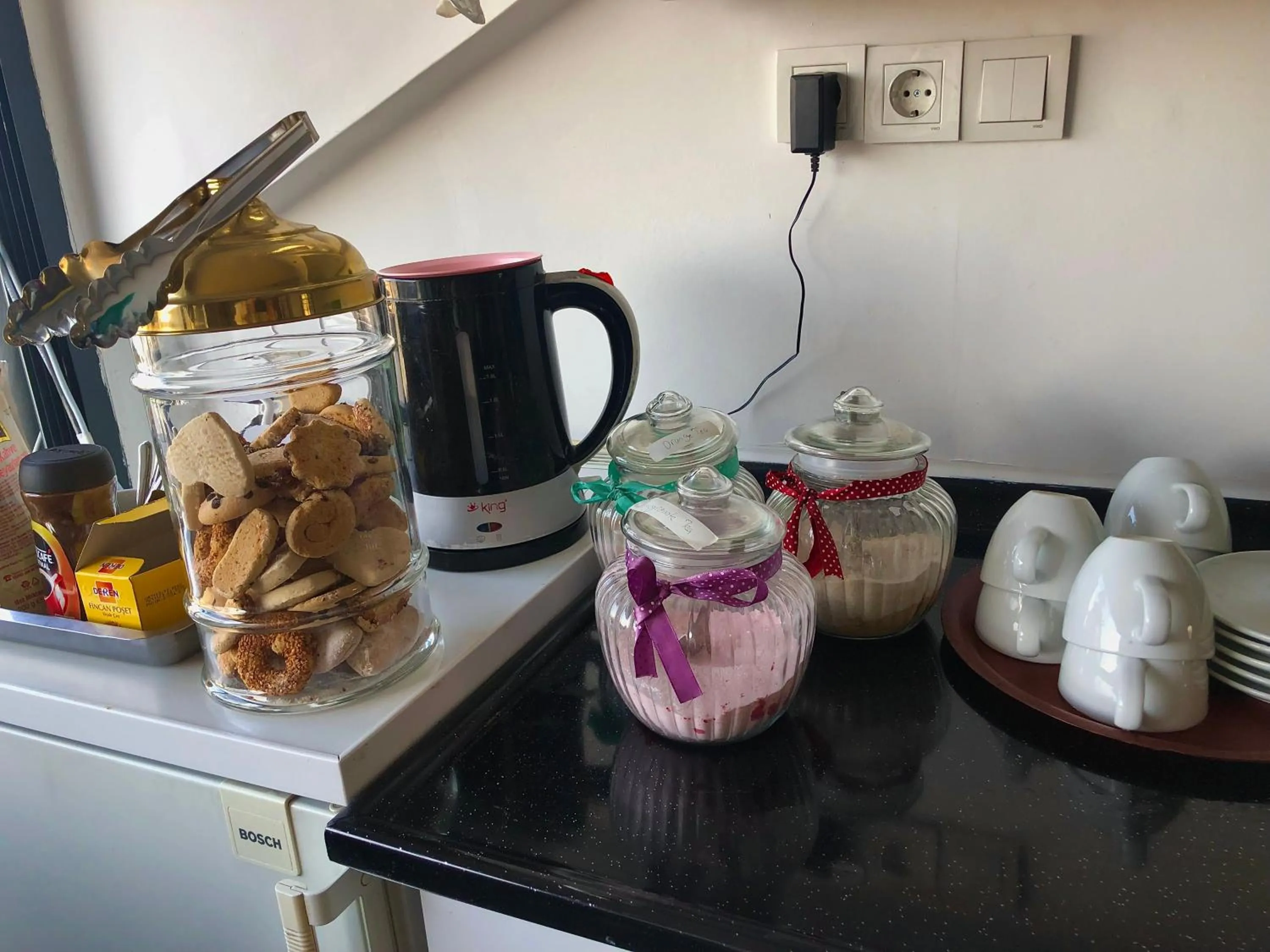 Coffee/tea facilities in La Petite Maison Hotel