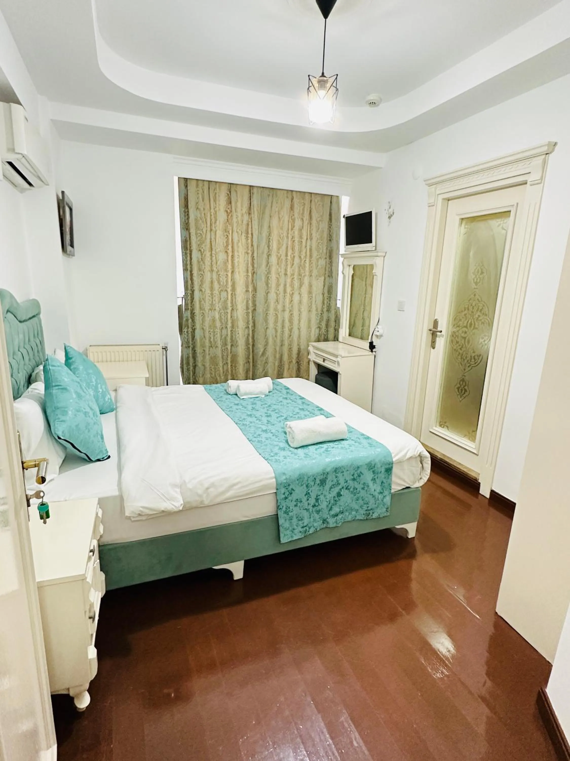 Bed in La Petite Maison Hotel