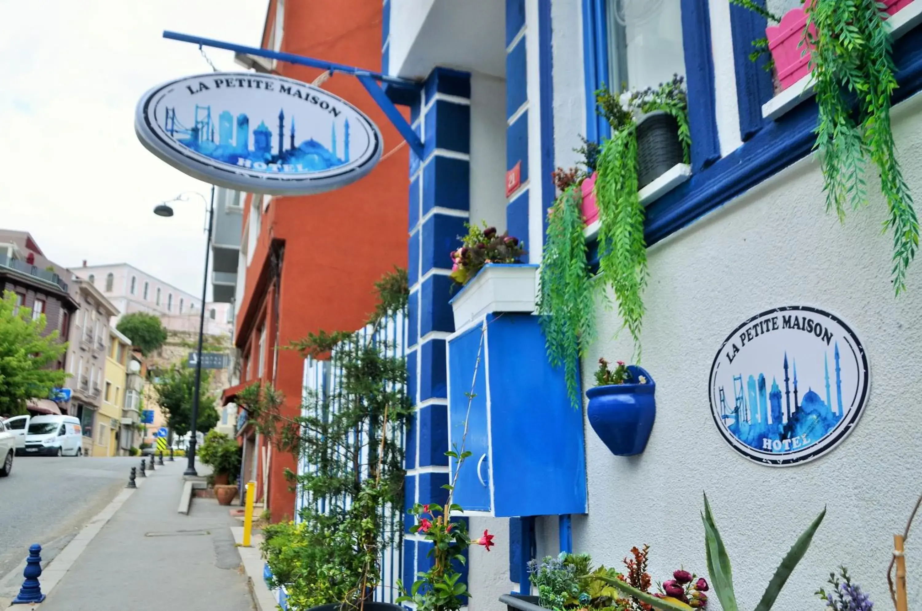 Facade/entrance in La Petite Maison Hotel Facade/entrance in La Petite Maison Hotel
