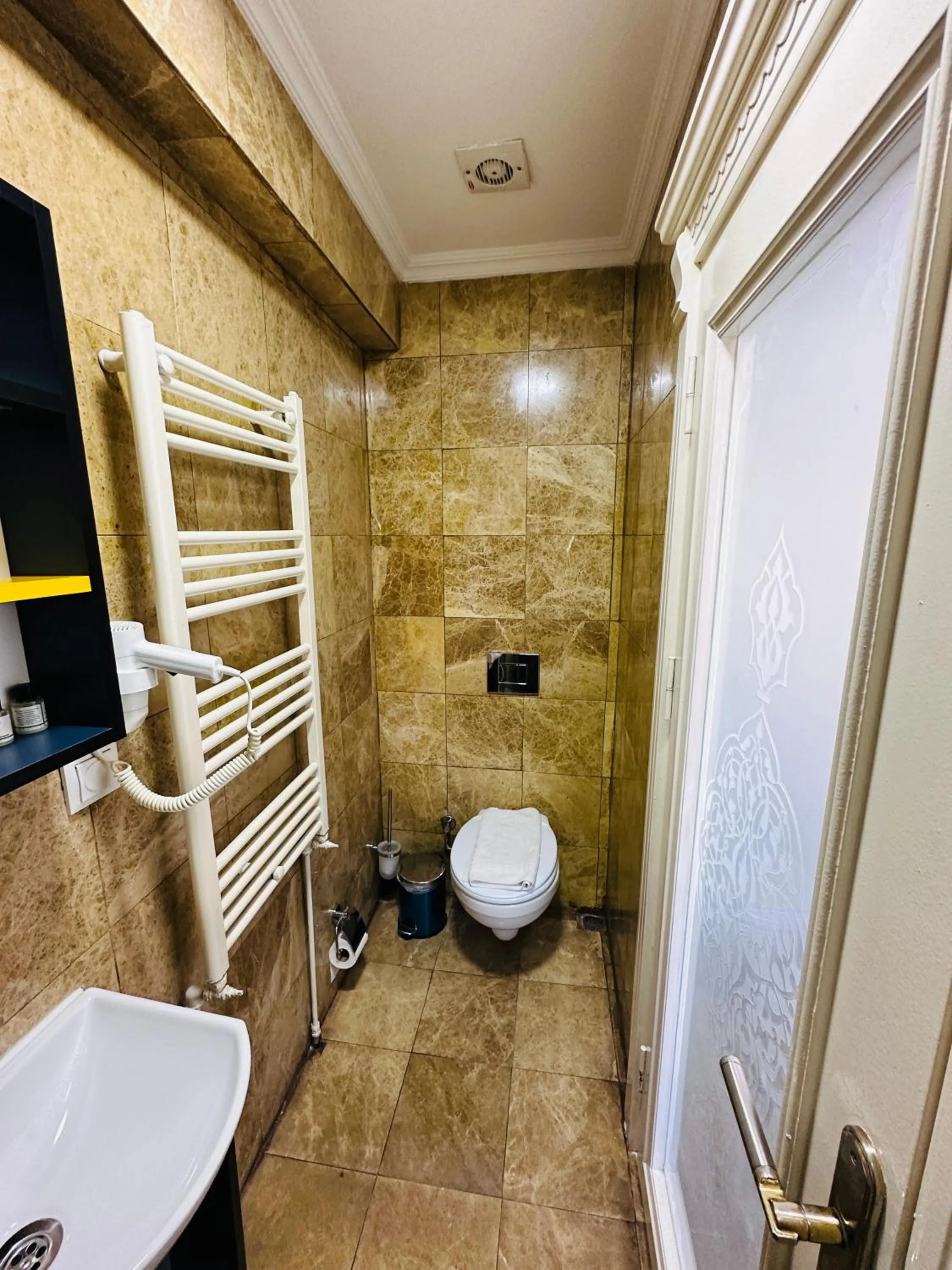 Bathroom in La Petite Maison Hotel