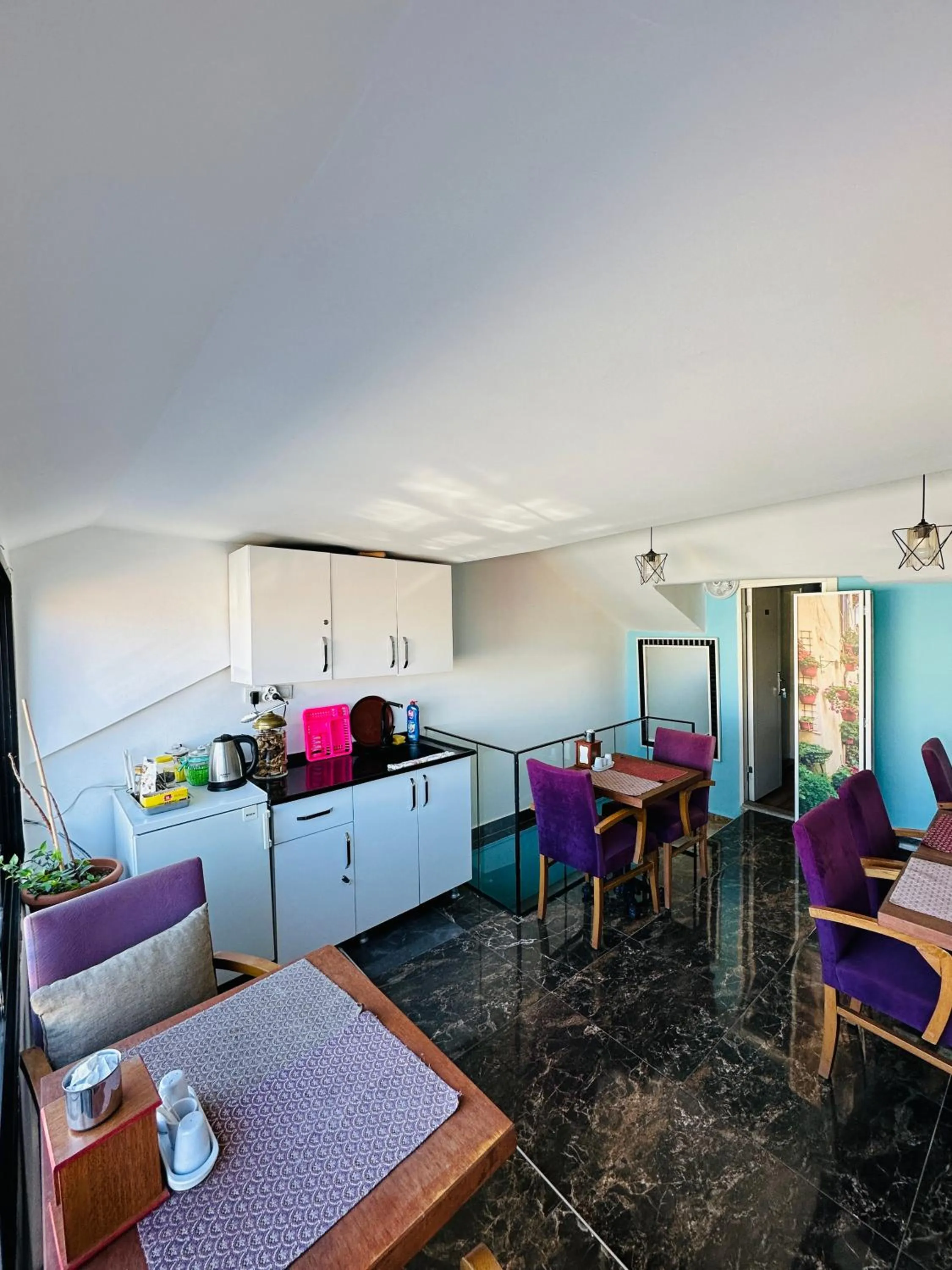 Kitchen or kitchenette in La Petite Maison Hotel