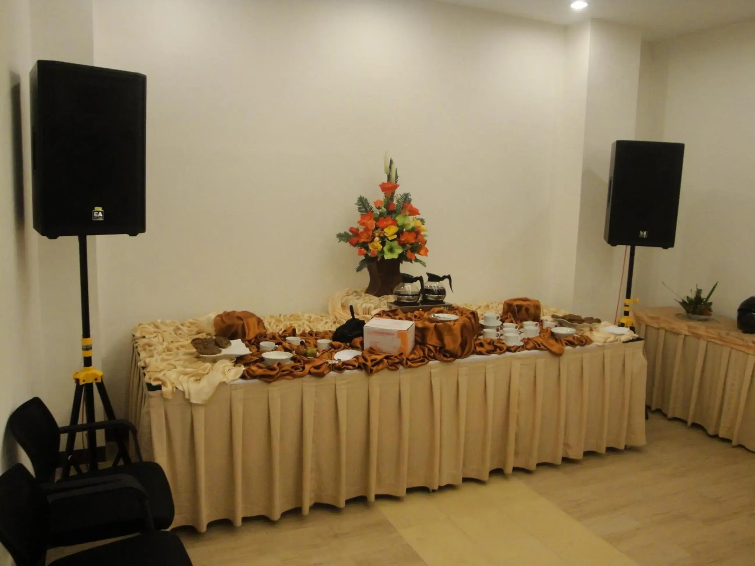 Restaurant/places to eat, TV/Entertainment Center in Top Hotel Manado By Gran Puri