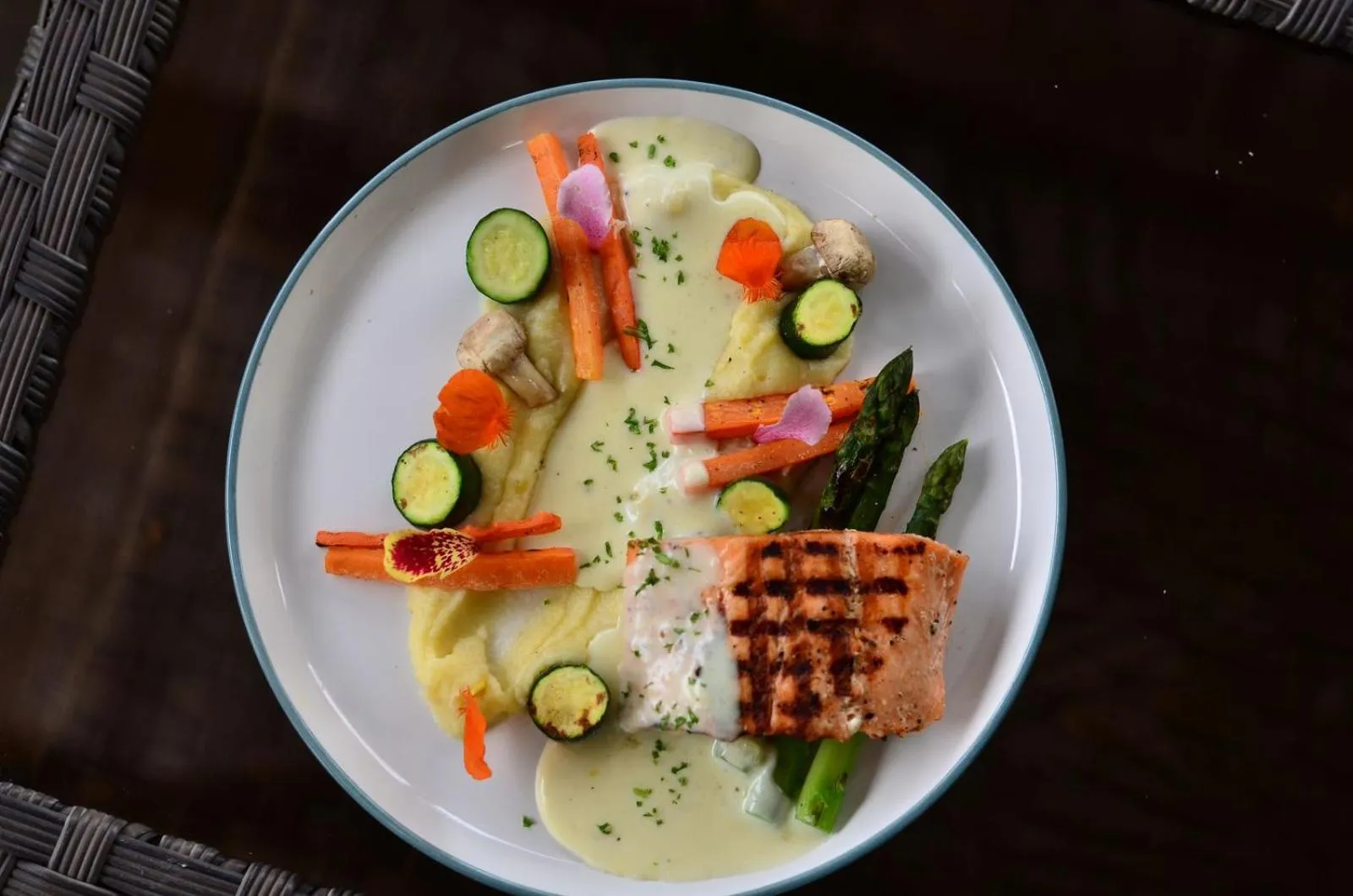 Restaurant/places to eat in Palo Alto Glamping Hotel