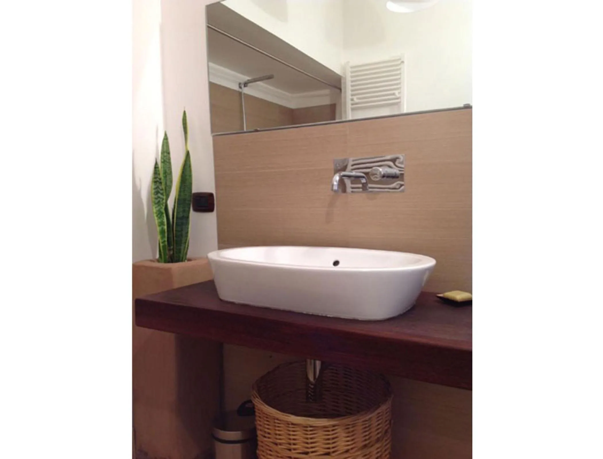 Shower in B&B Via dei Trulli