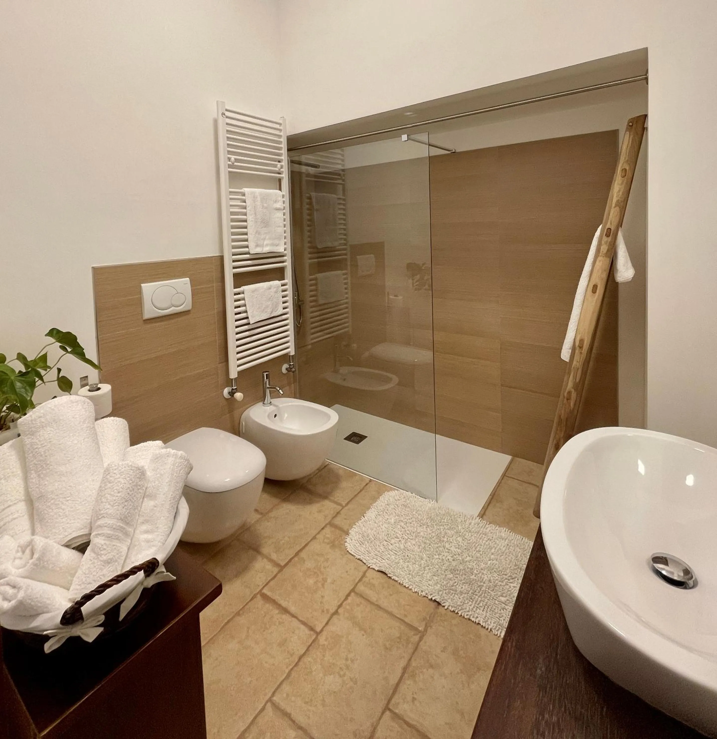 Shower in B&B Via dei Trulli