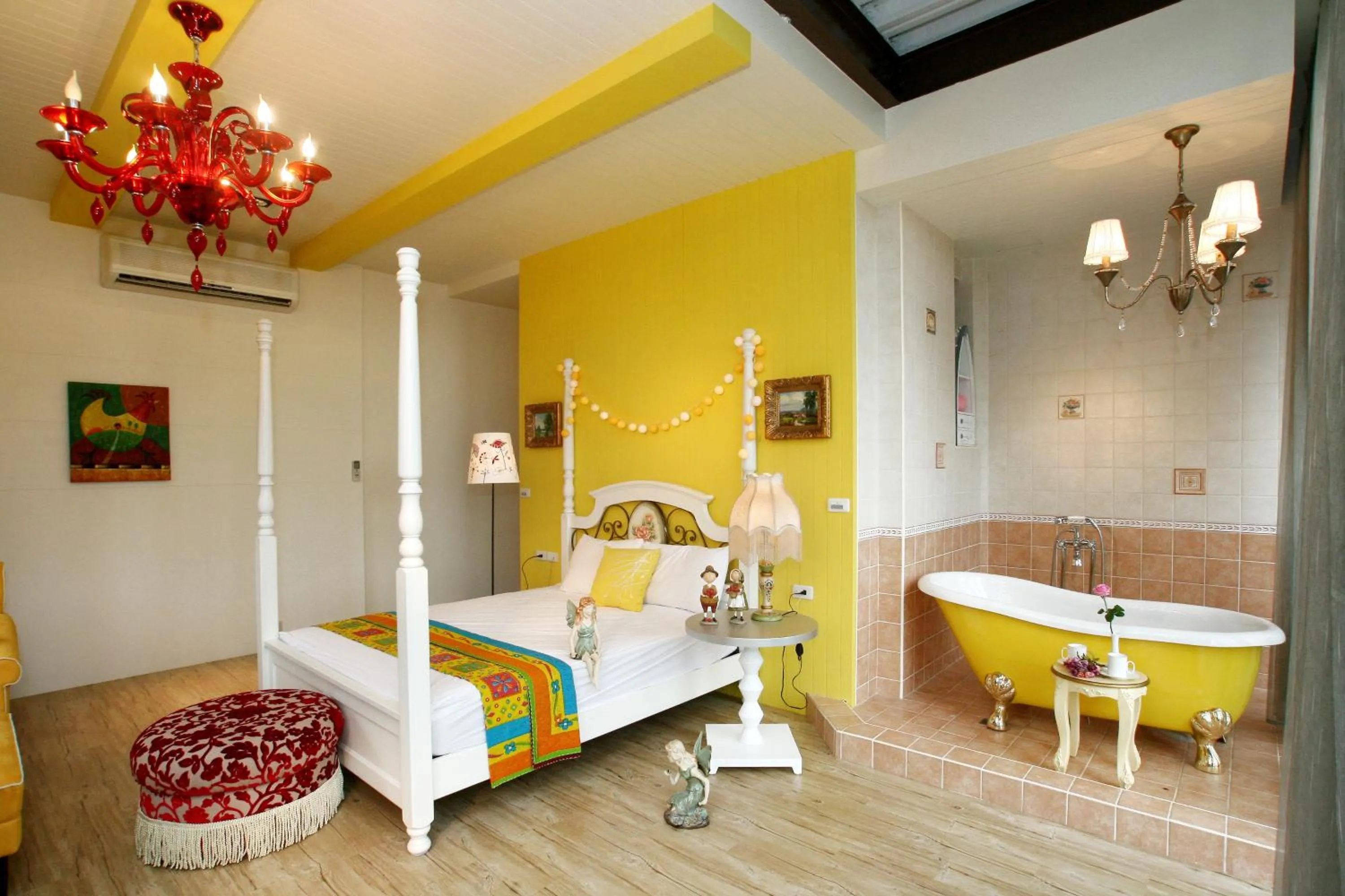 Photo of the whole room, Bed in Hao Wang Jiao House