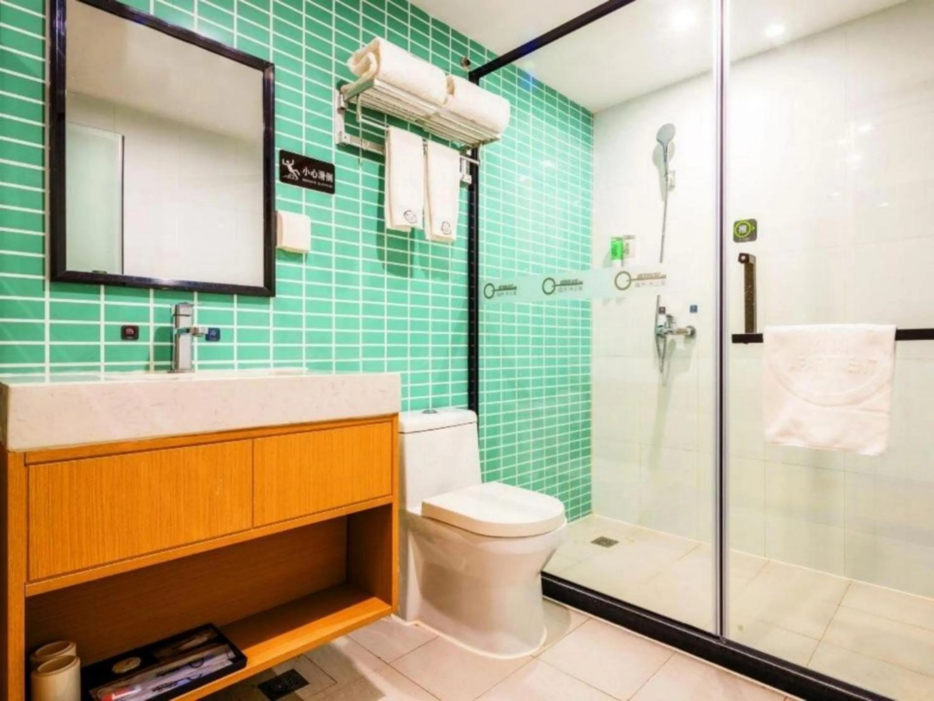 Toilet in Yimimi Apartment - Guangzhou 13th Line Yide Road Metro Station