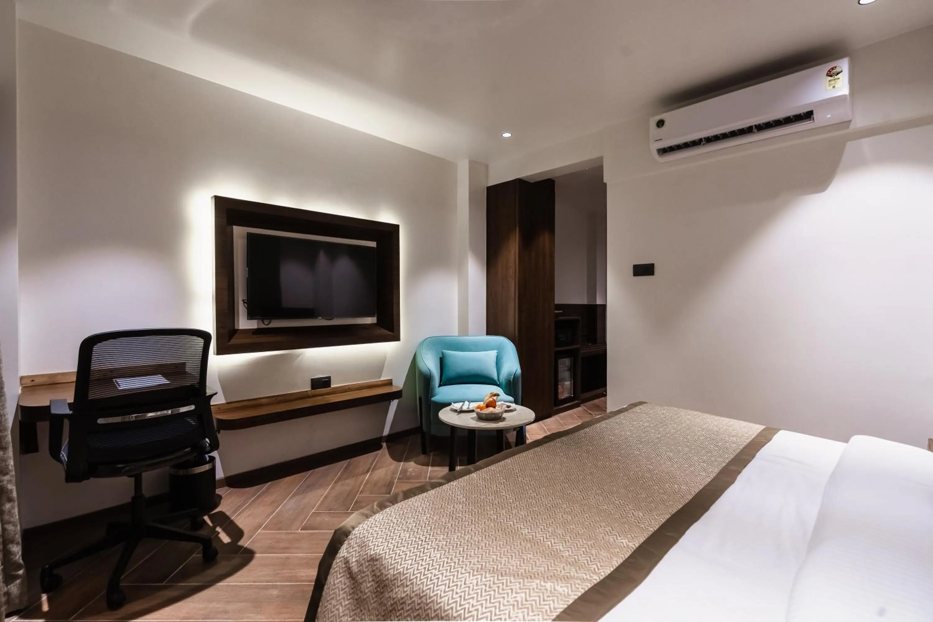 Photo of the whole room, Bed in Regenta Place Igatpuri