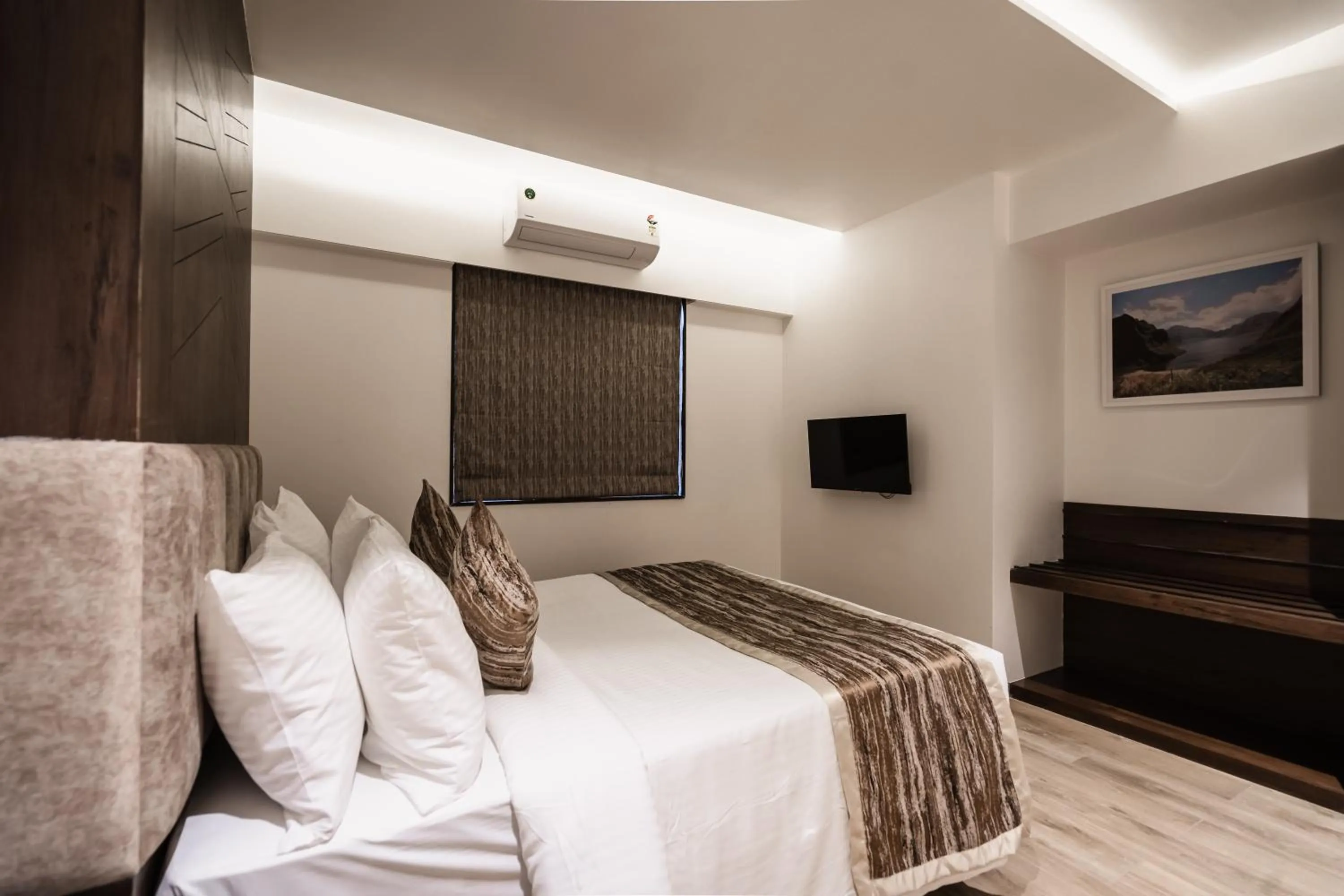 Bedroom, Bed in Regenta Place Igatpuri