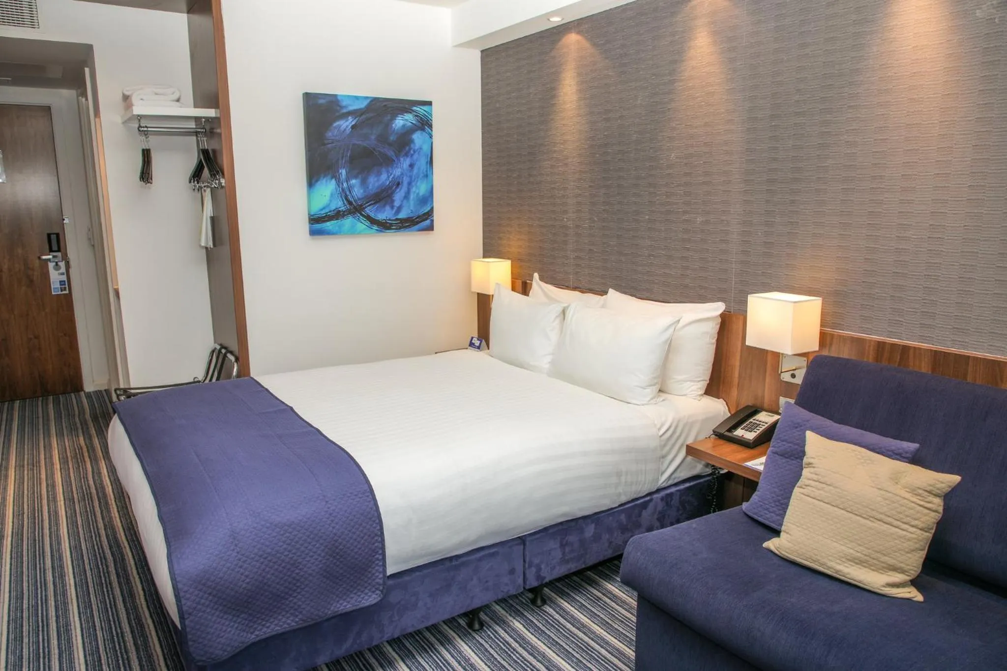 Photo of the whole room, Bed in Holiday Inn Express London Heathrow T5 by IHG