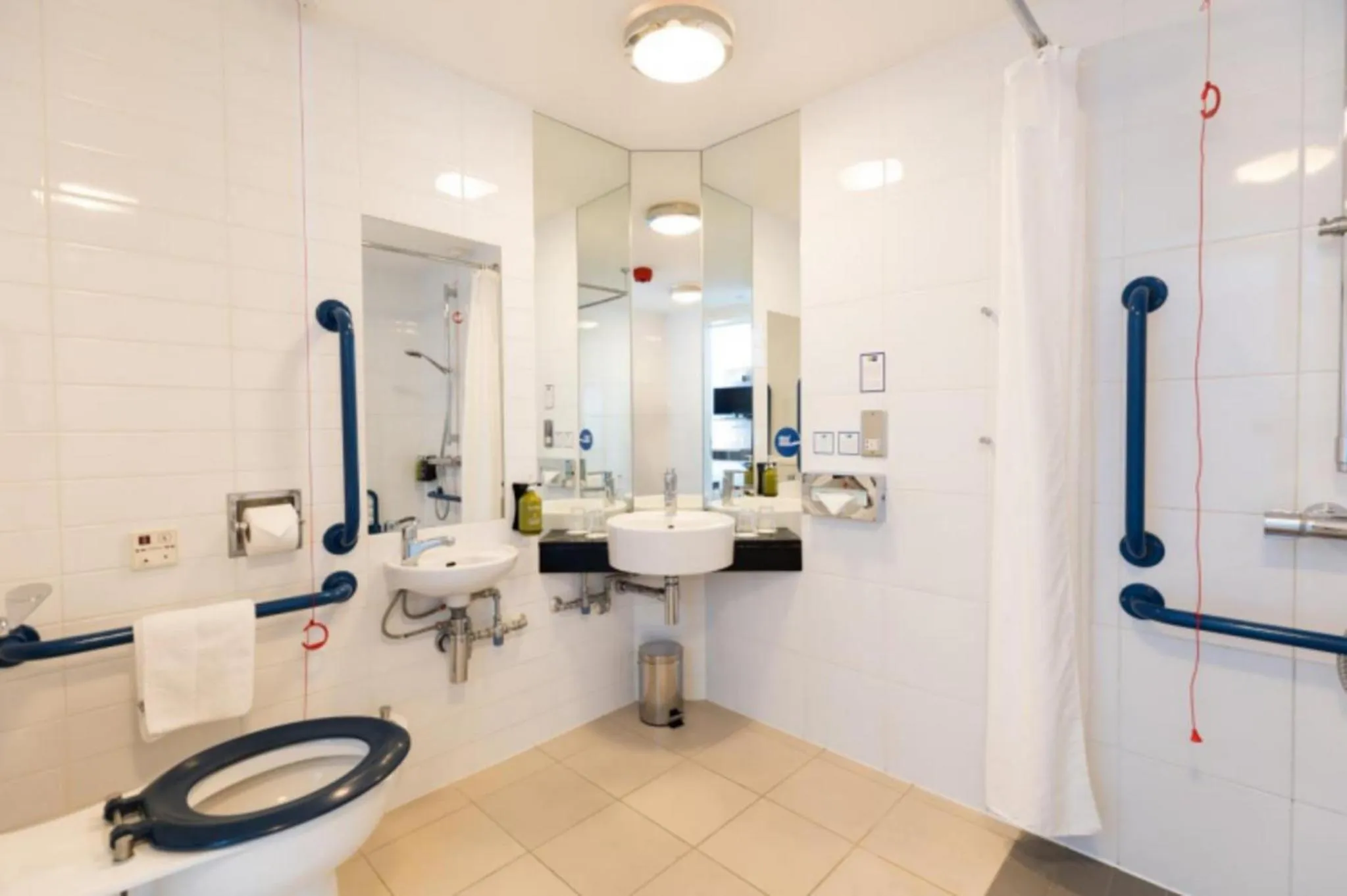 Photo of the whole room in Holiday Inn Express London Heathrow T5 by IHG