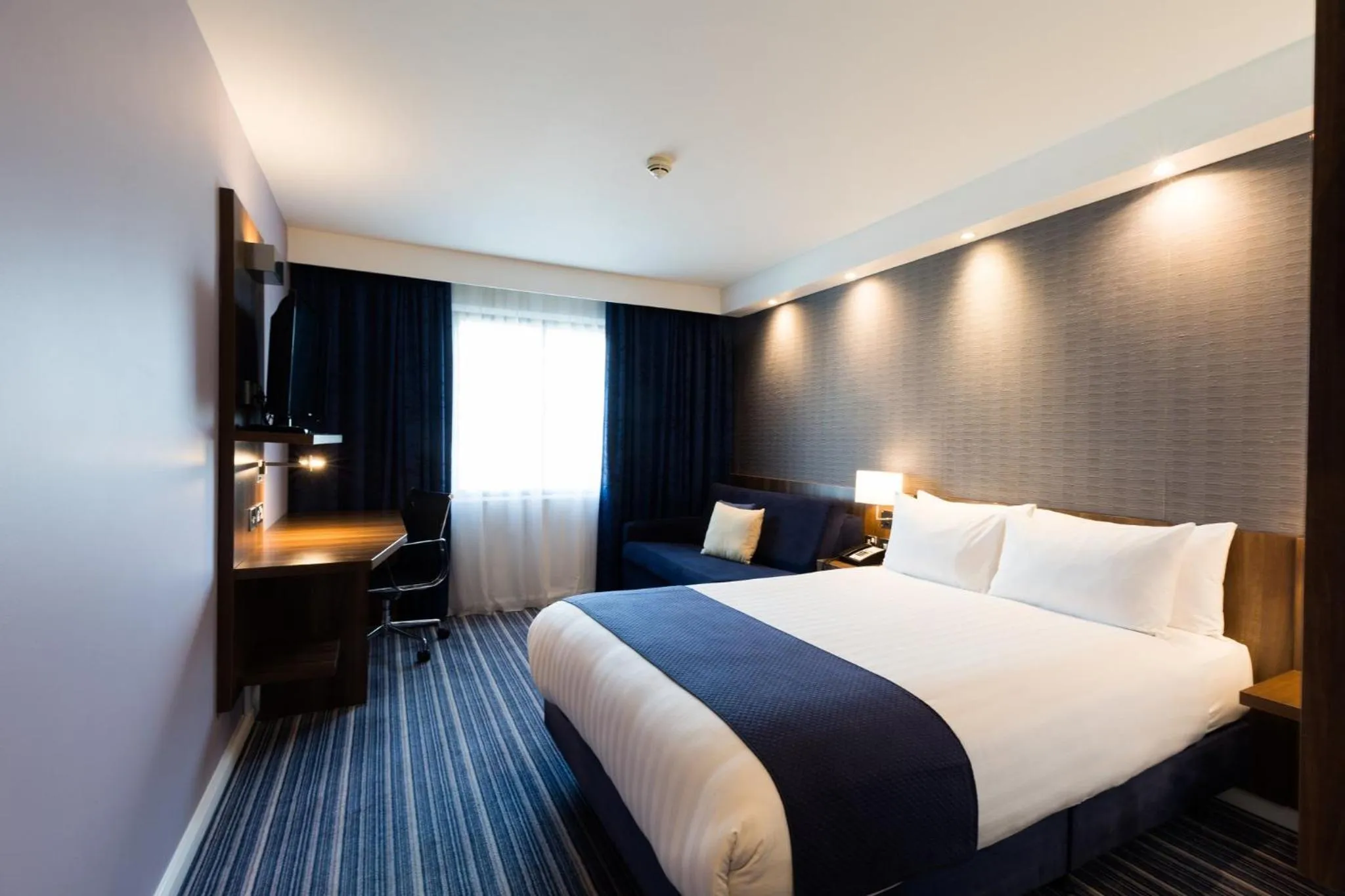 Photo of the whole room, Bed in Holiday Inn Express London Heathrow T5 by IHG