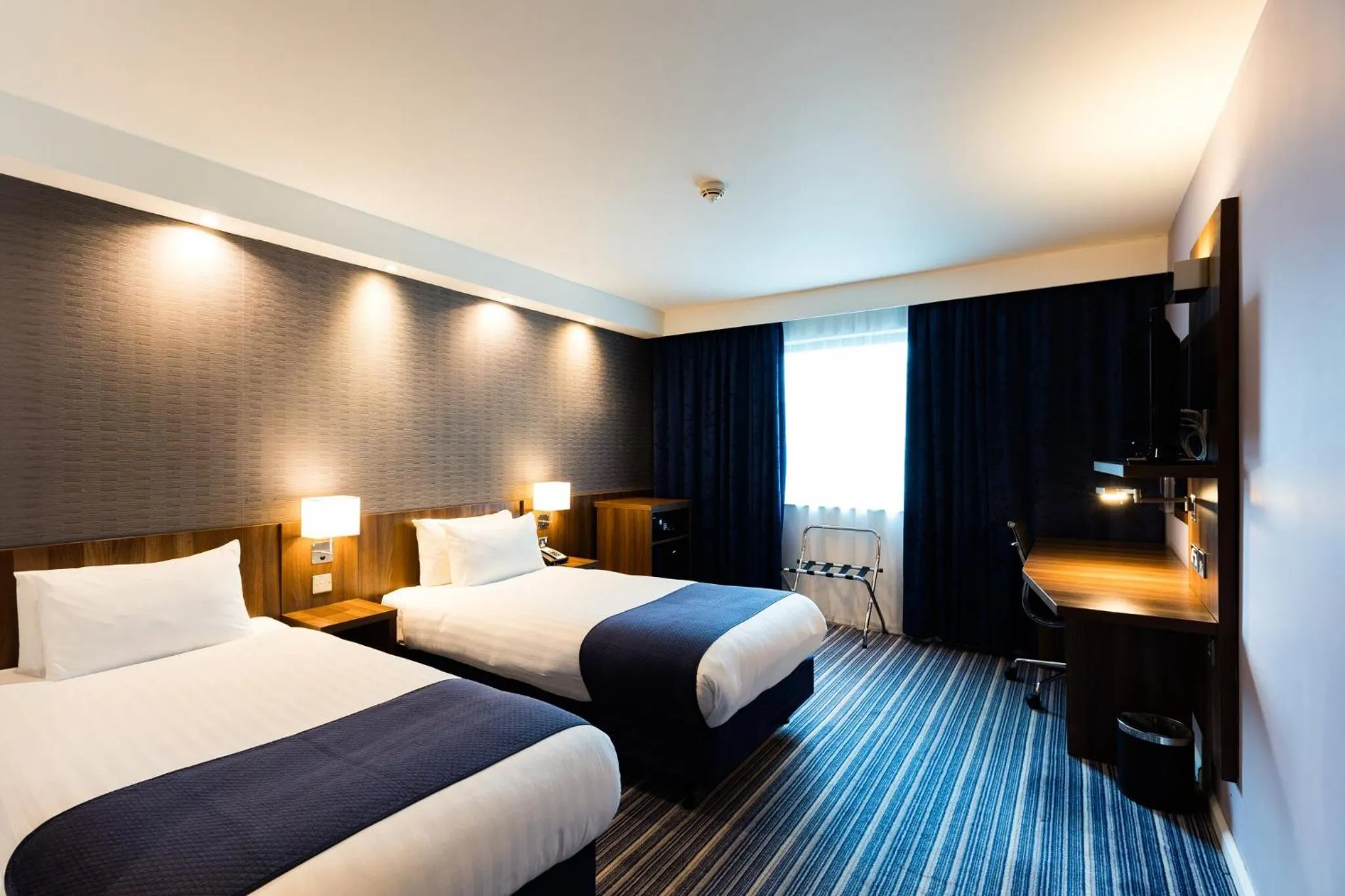 Photo of the whole room, Bed in Holiday Inn Express London Heathrow T5 by IHG