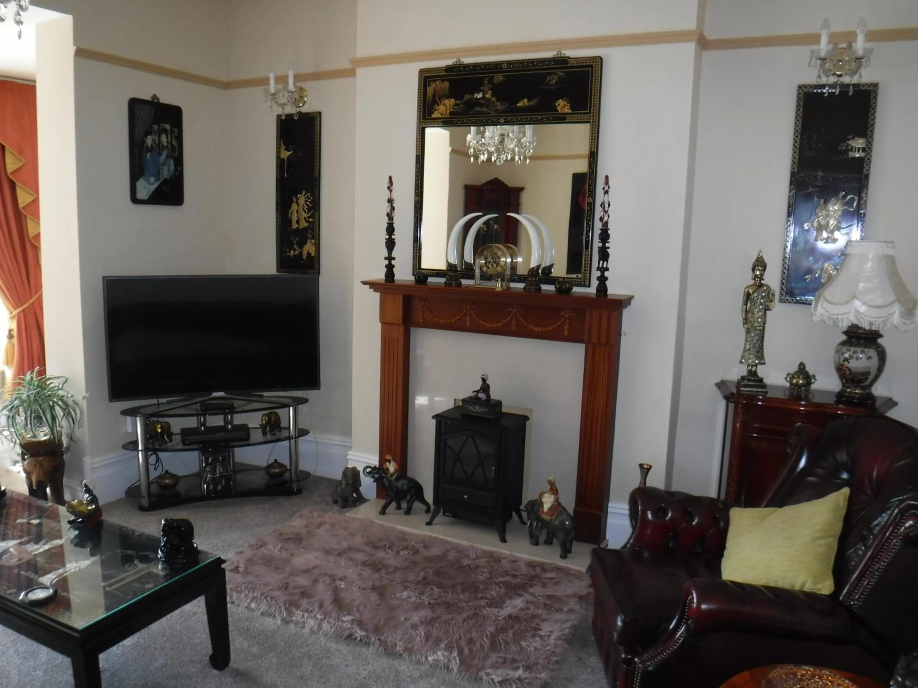 Living room in Camelot Hotel - Couples Only