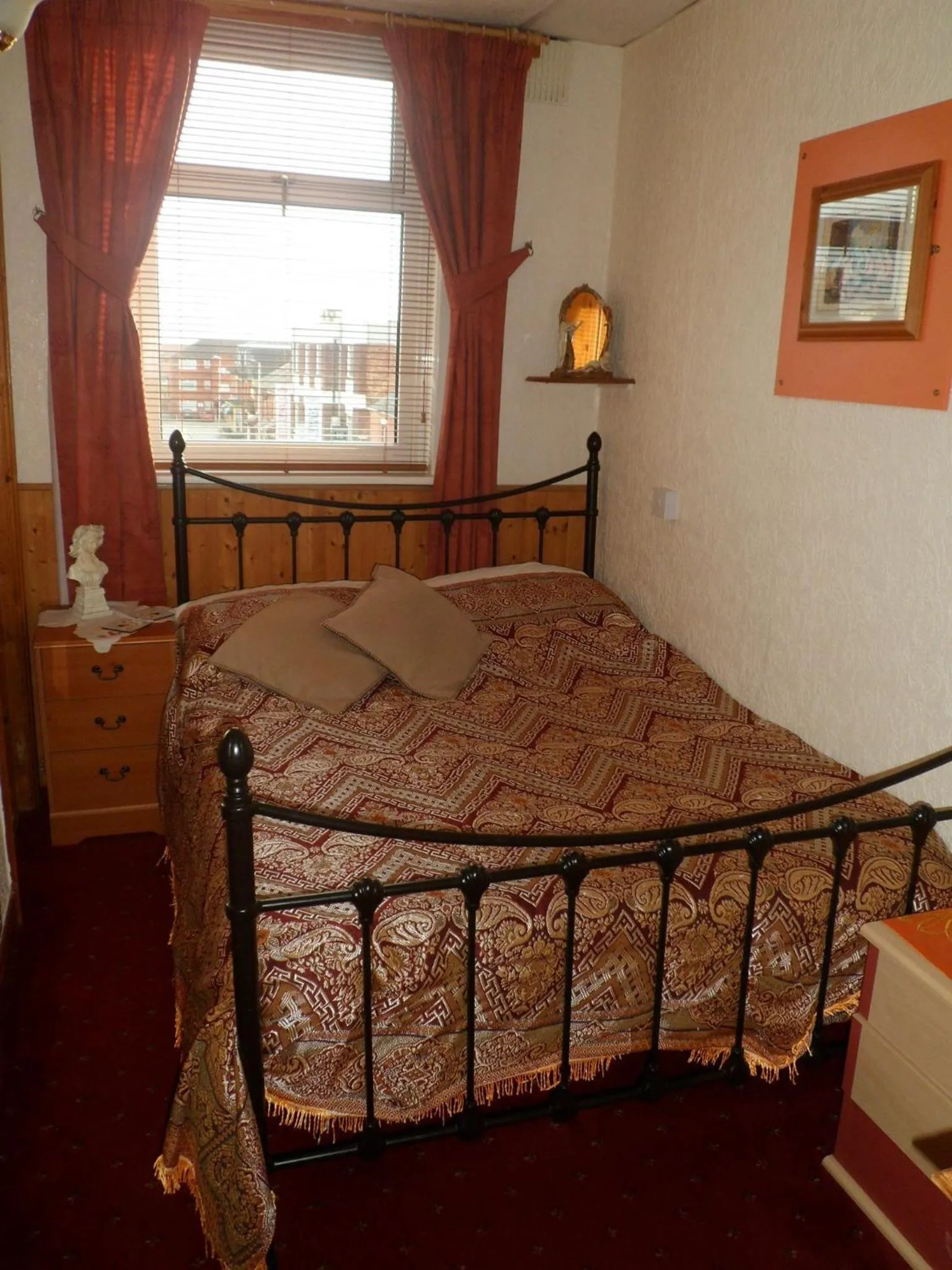 Bedroom in Camelot Hotel - Couples Only