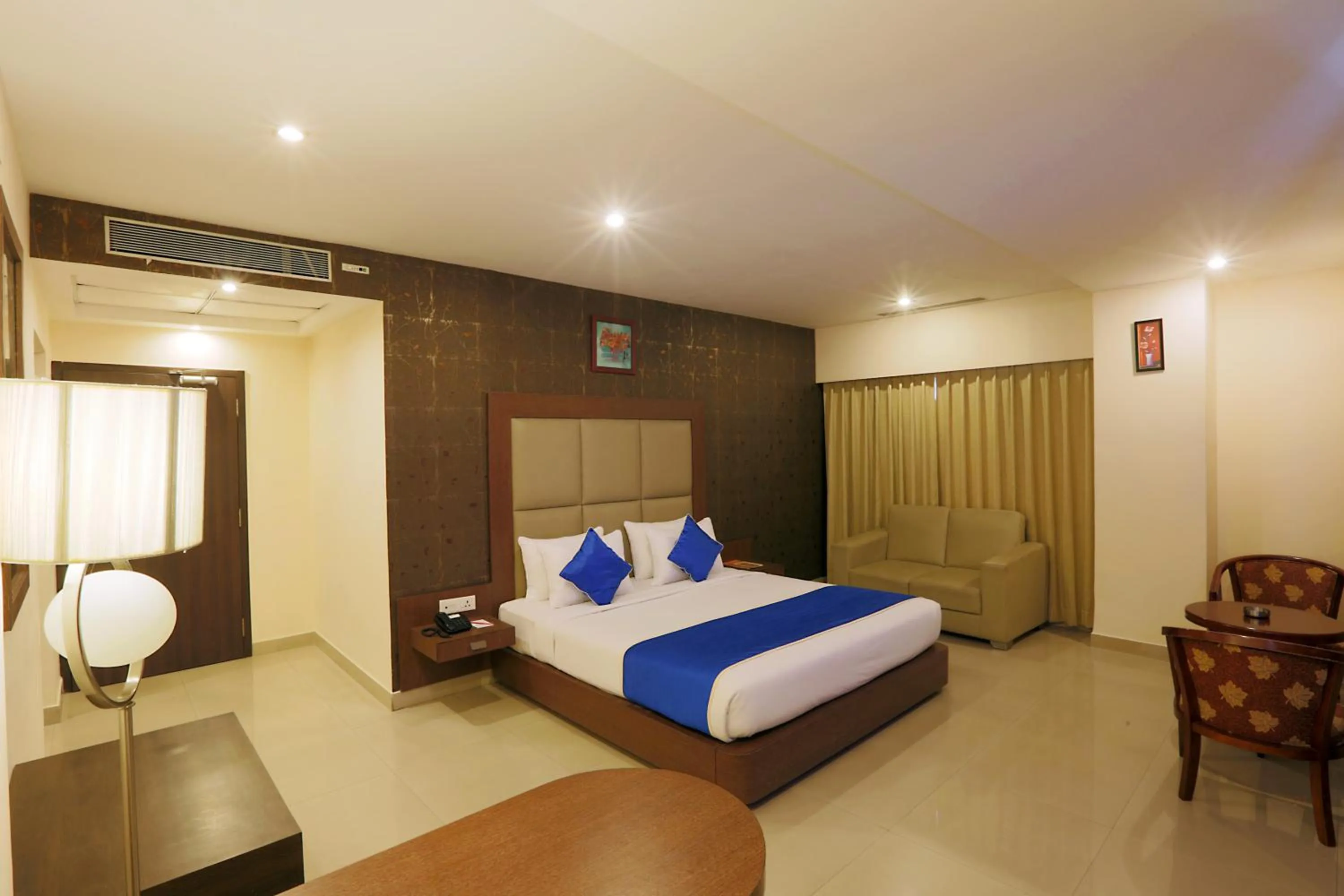 Bedroom, Bed in The Contour Hotel