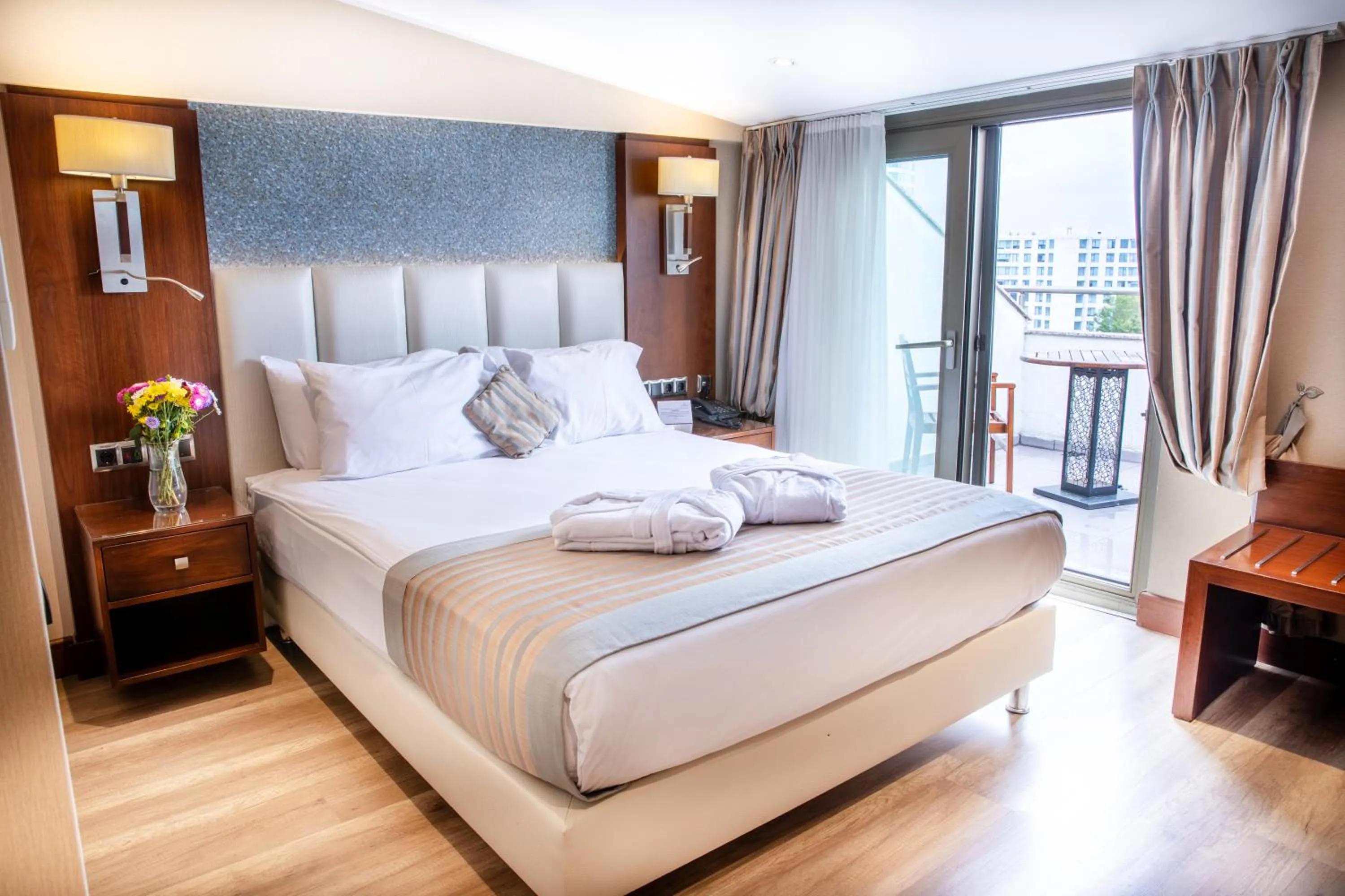 Photo of the whole room, Bed in Grand Aras Hotel & Suites