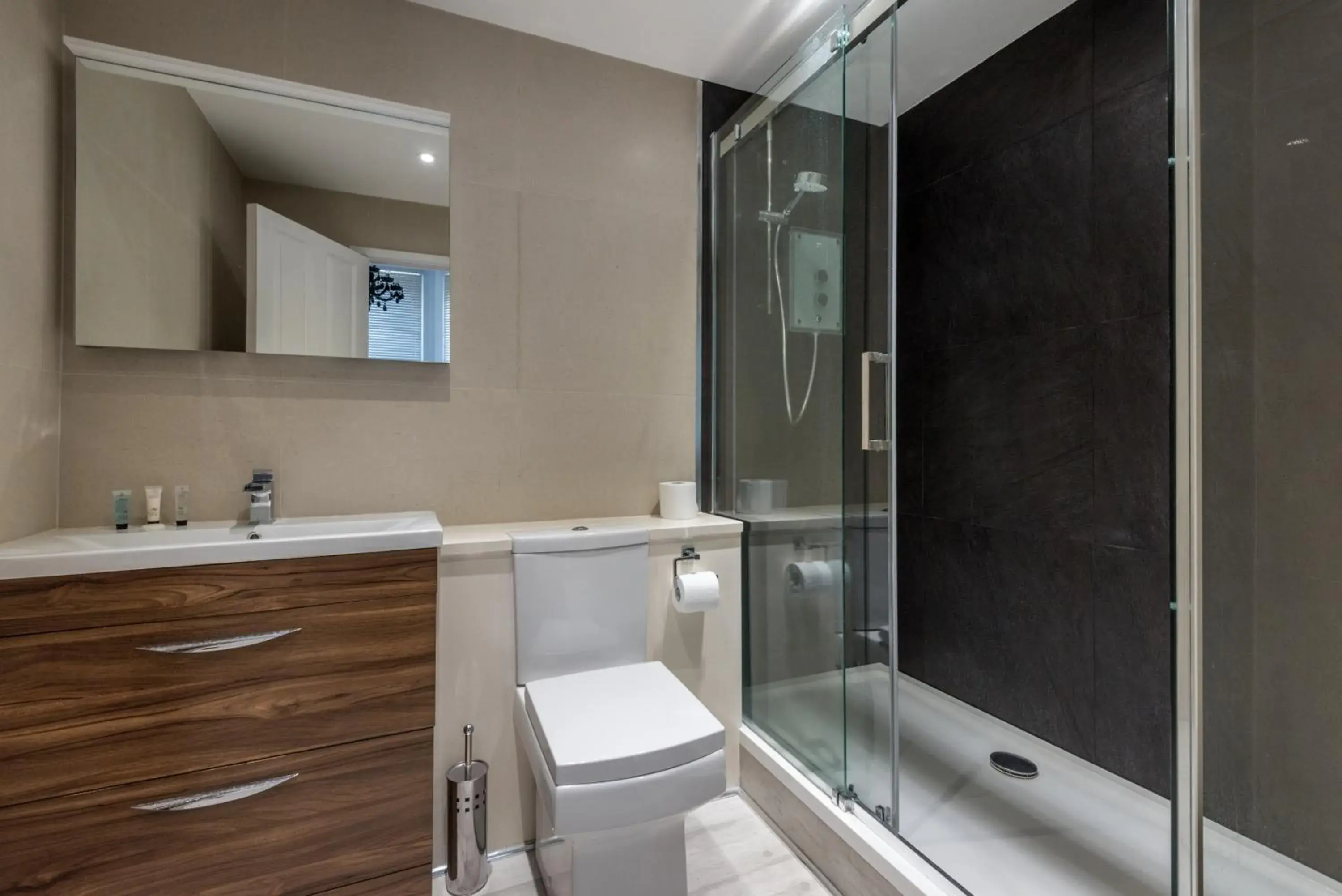 Shower, Kitchen/Kitchenette in Westbourne Hotel and Spa