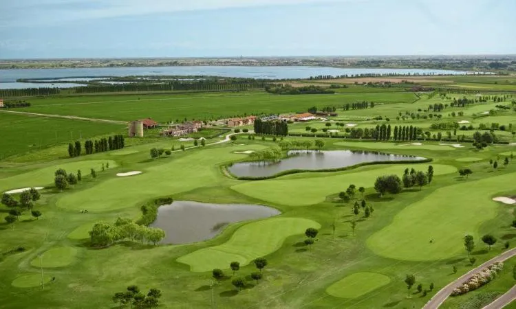 Golfcourse in Hotel Trifoglio