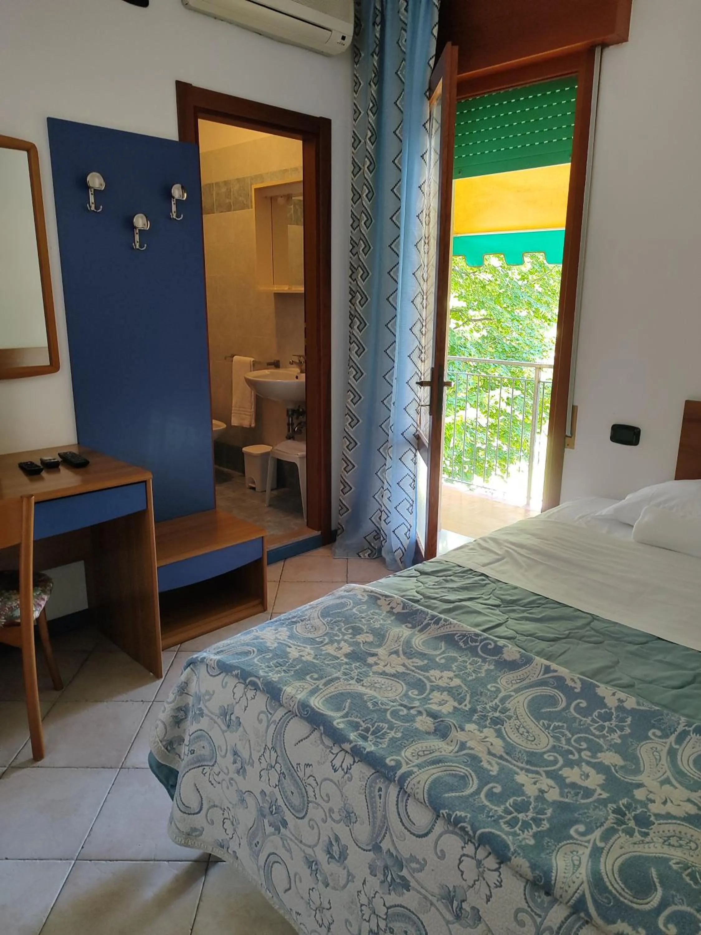 Bathroom, Bed in Hotel Trifoglio