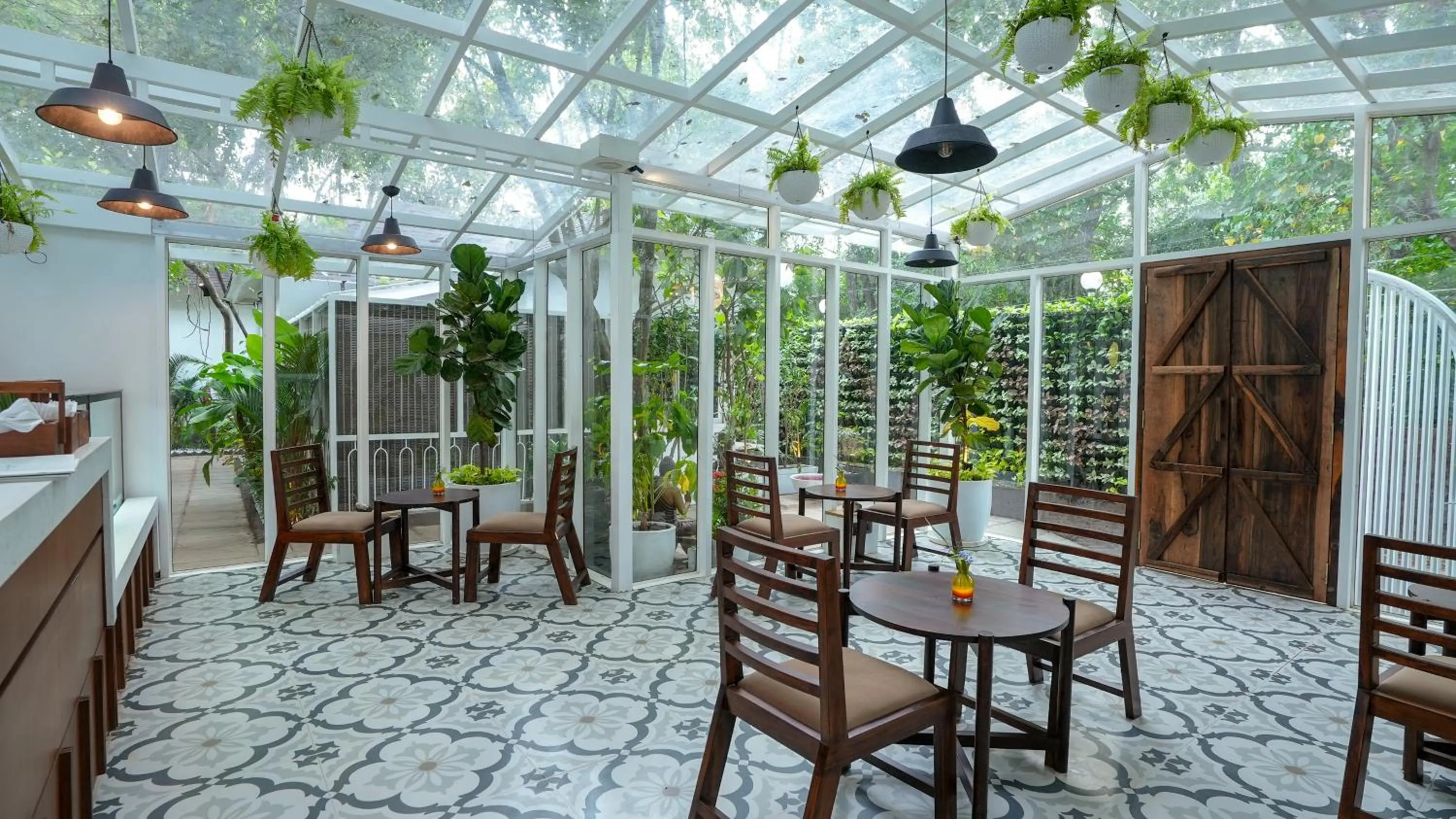 Restaurant/places to eat in Swimup - Suites with private pool , Vagator