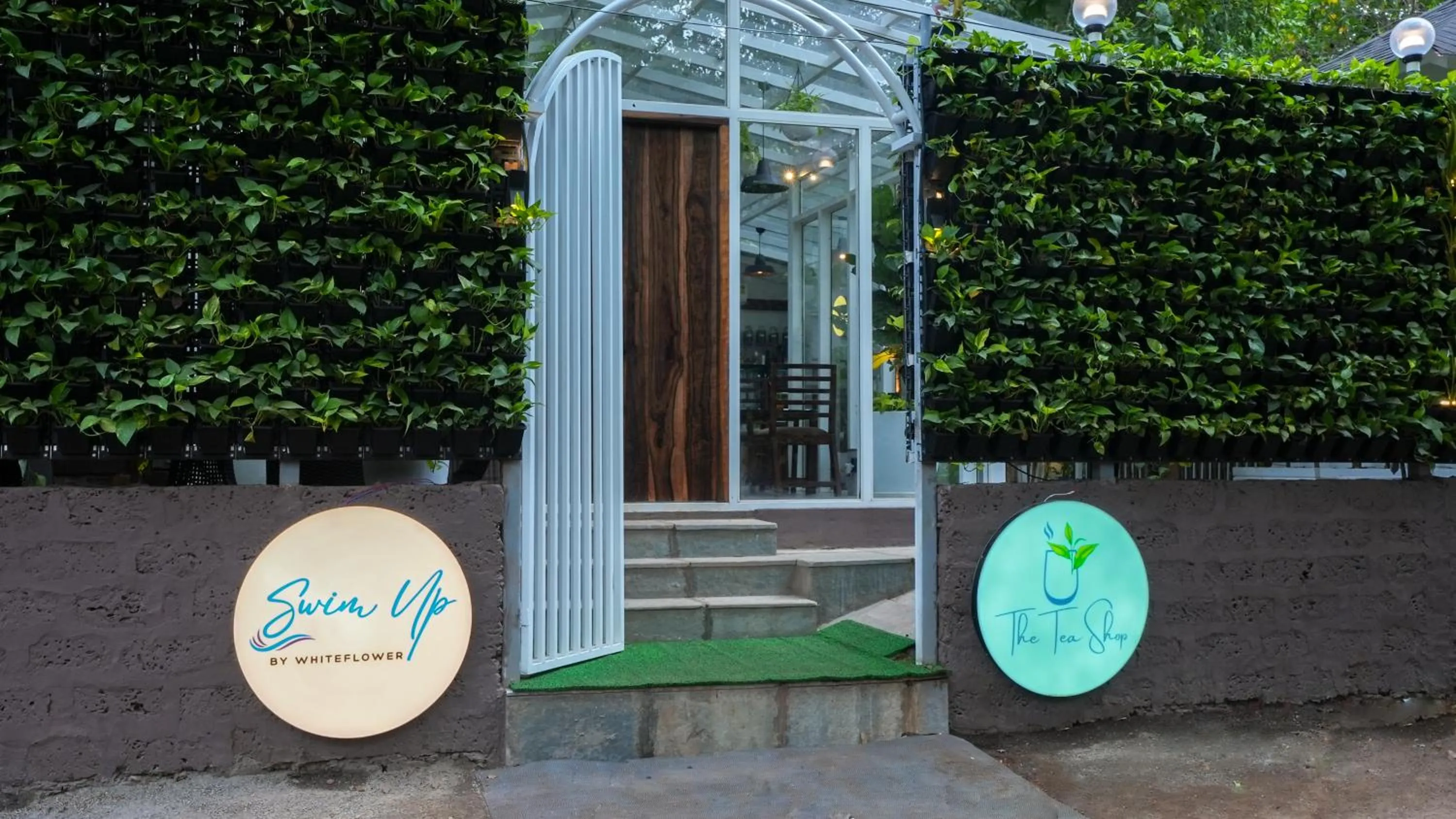 Day in Swimup - Suites with private pool , Vagator