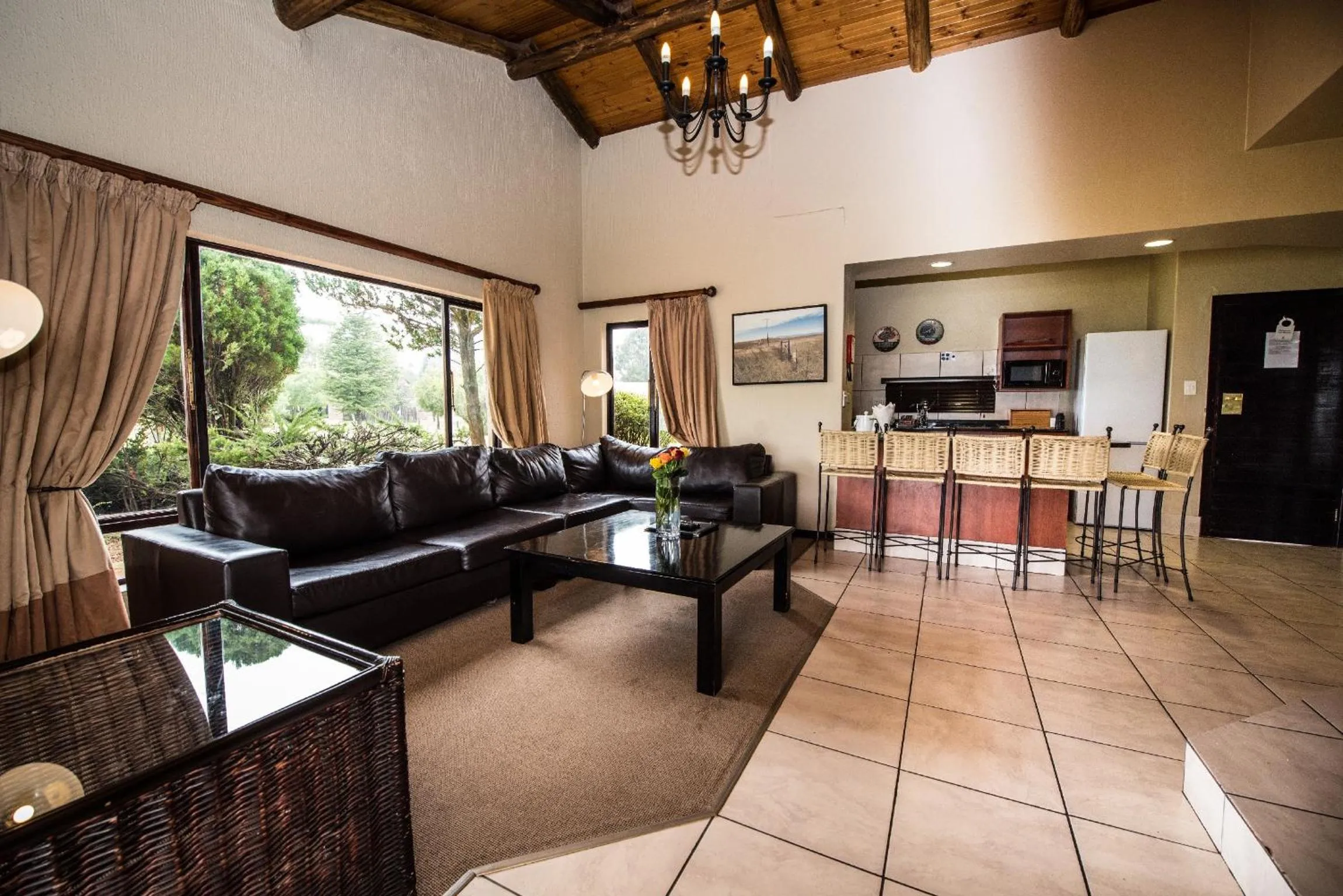 Kitchen or kitchenette in First Group Qwantani