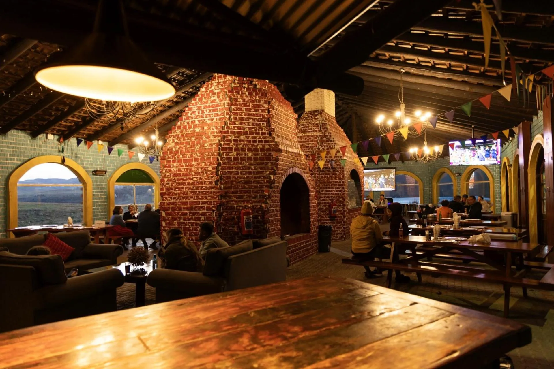 Restaurant/places to eat in First Group Qwantani