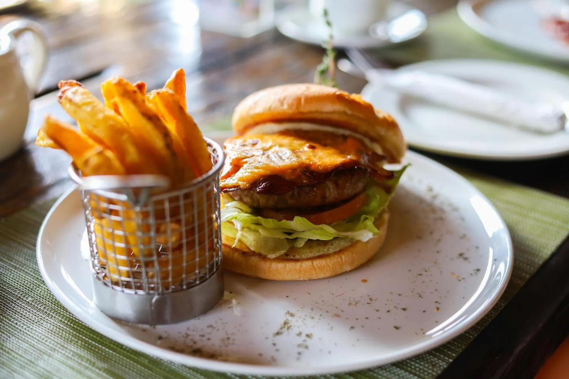 Restaurant/places to eat in First Group Qwantani