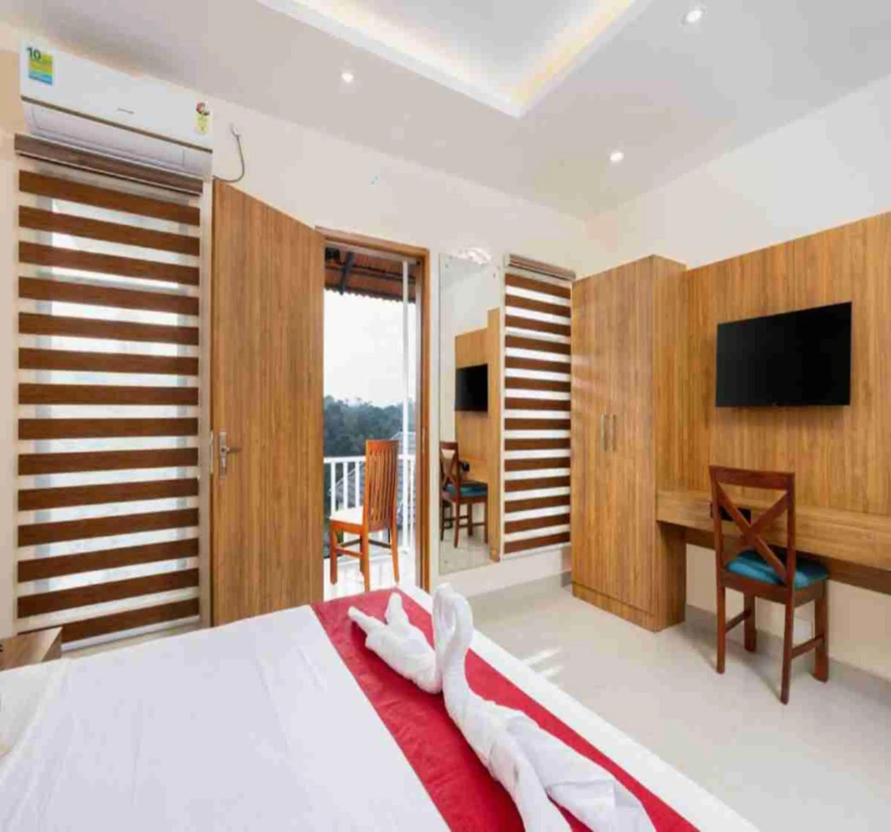 Bed in Le Serene Munnar Luxury Resorts & Spa