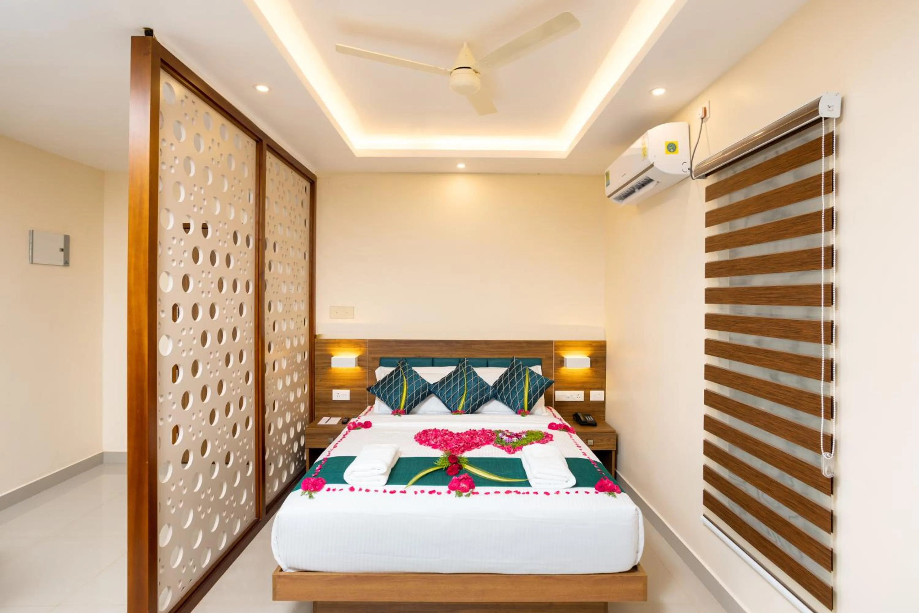 Bed in Le Serene Munnar Luxury Resorts & Spa