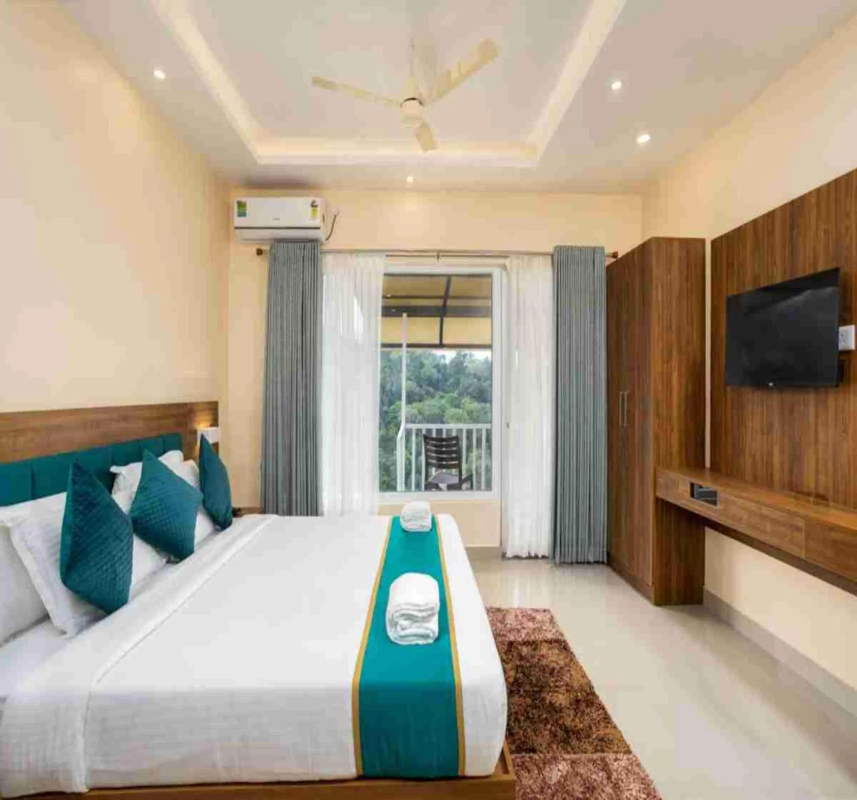 Bed in Le Serene Munnar Luxury Resorts & Spa
