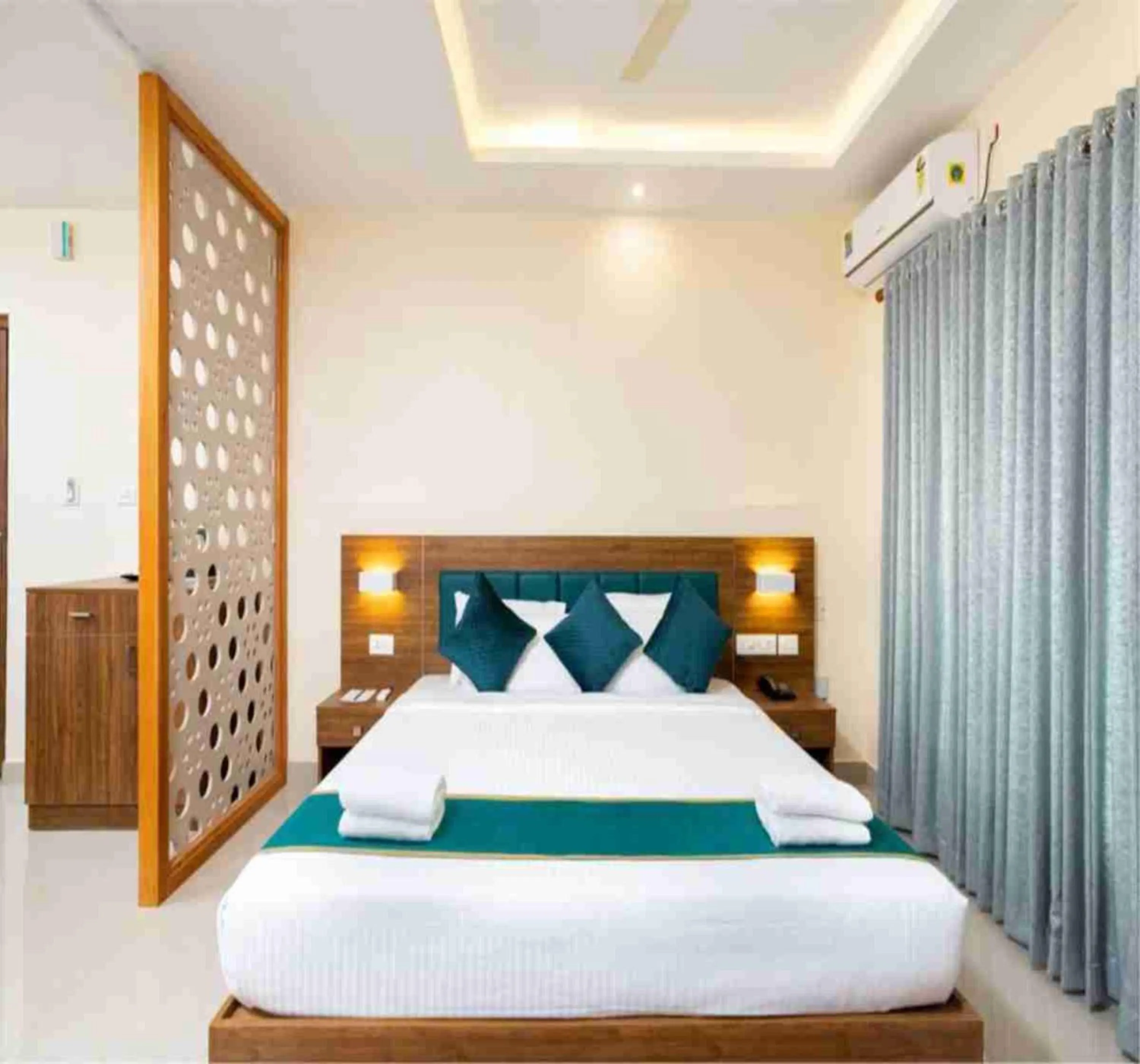 Bed in Le Serene Munnar Luxury Resorts & Spa
