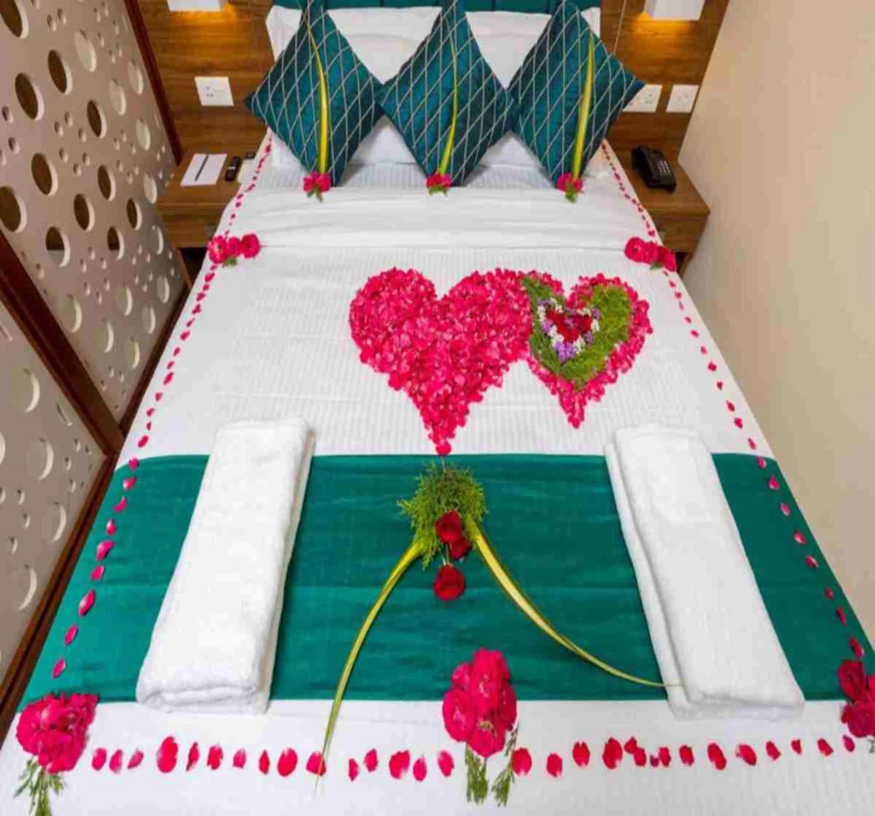Bed in Le Serene Munnar Luxury Resorts & Spa