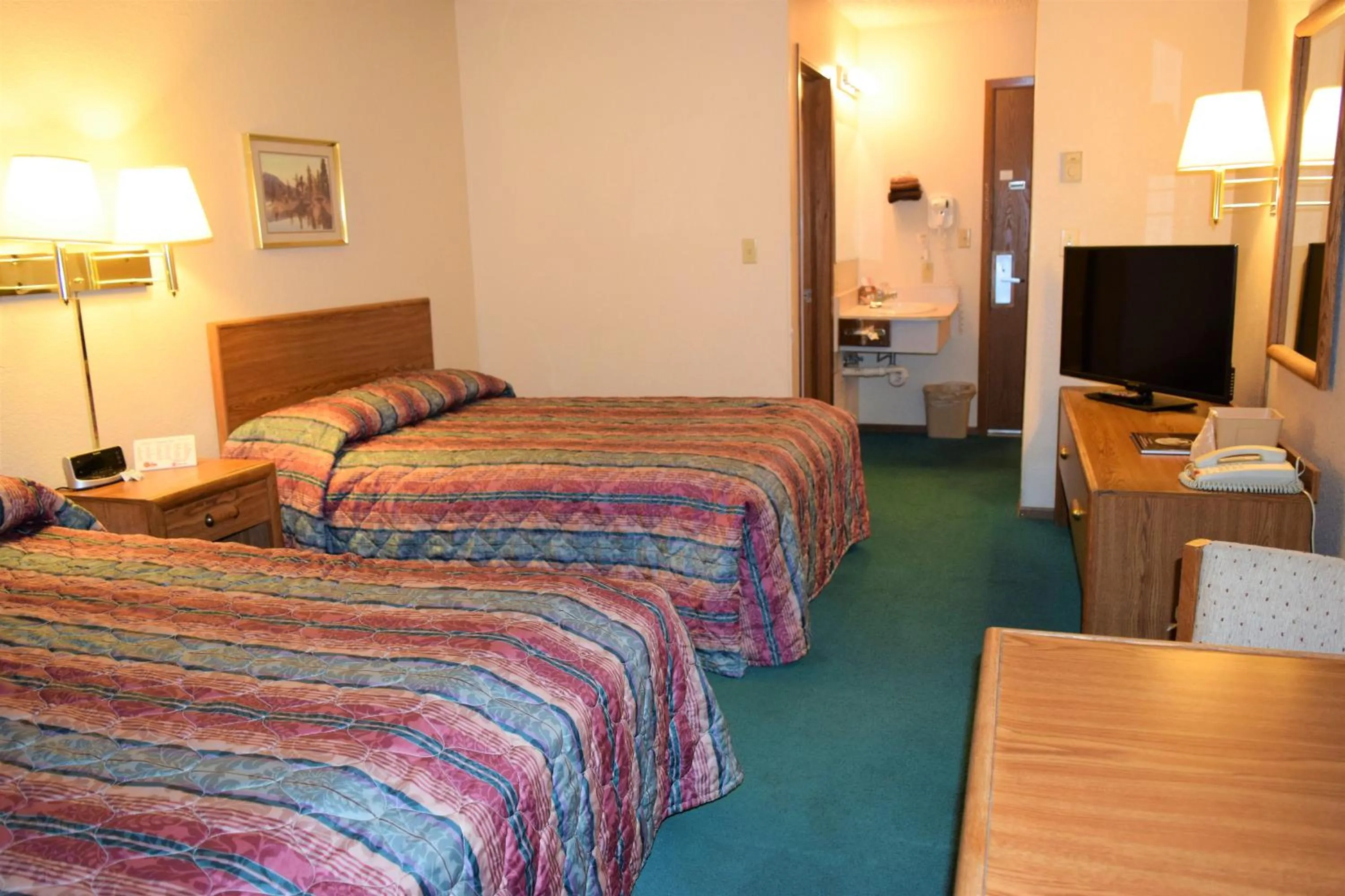 Photo of the whole room, Bed in Country Inn Libby