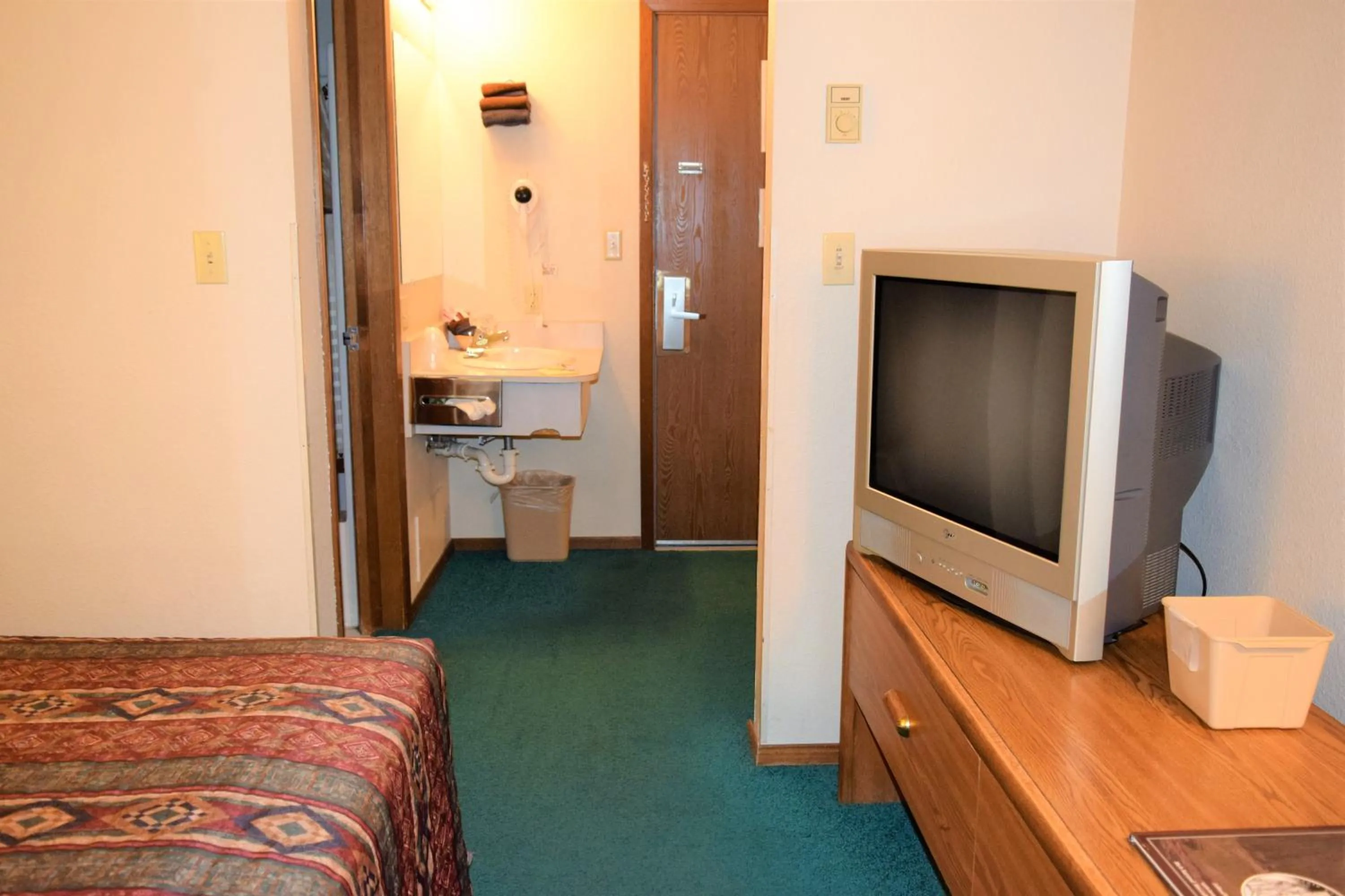 Photo of the whole room in Country Inn Libby