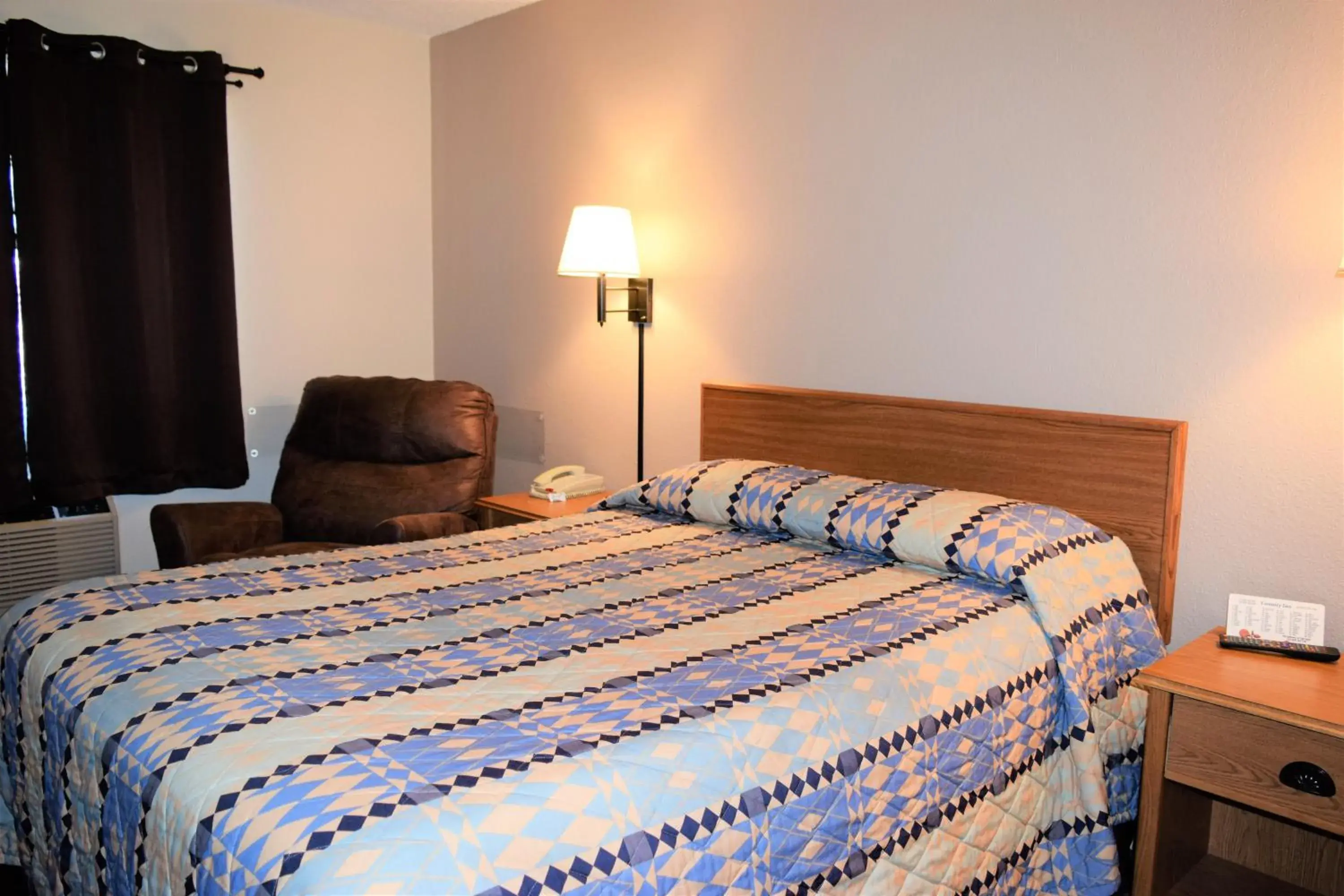 Queen Room - Disability Access in Country Inn Libby Queen Room - Disability Access in Country Inn Libby