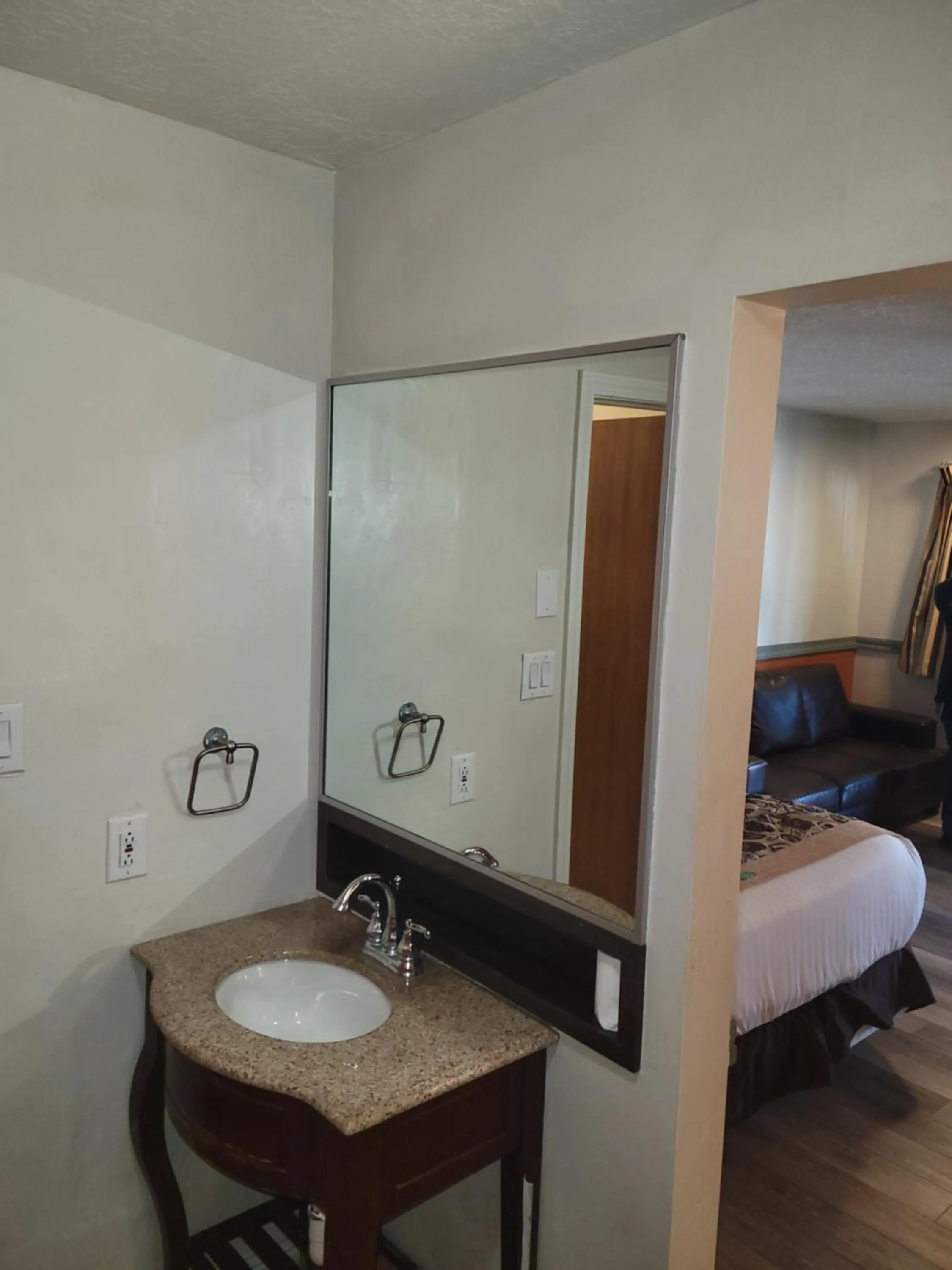 Bedroom, Bed in Sage Motel