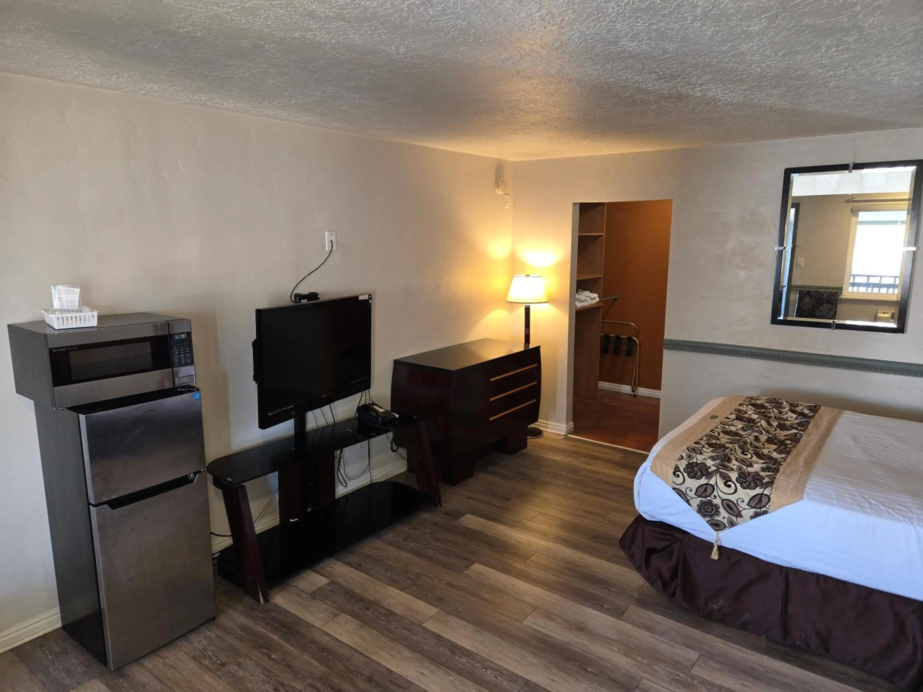 Communal lounge/ TV room, Bed in Sage Motel