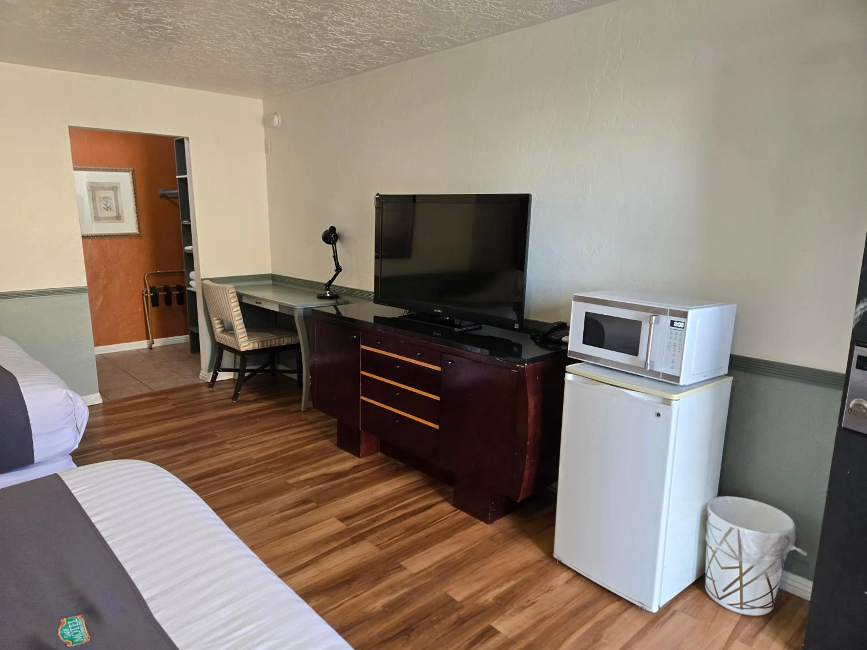 Photo of the whole room, Bed in Sage Motel