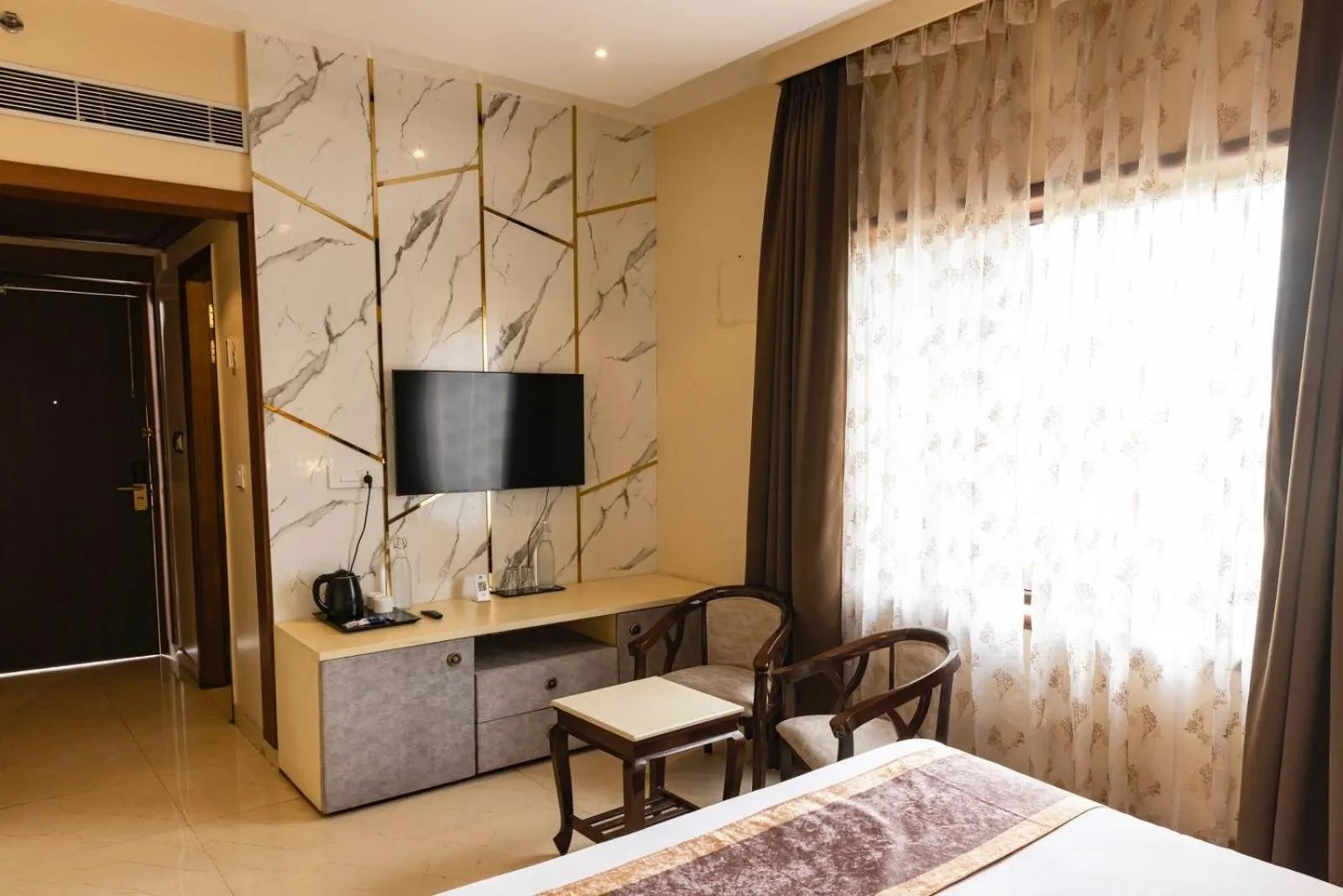 Photo of the whole room, Bed in THE FORT