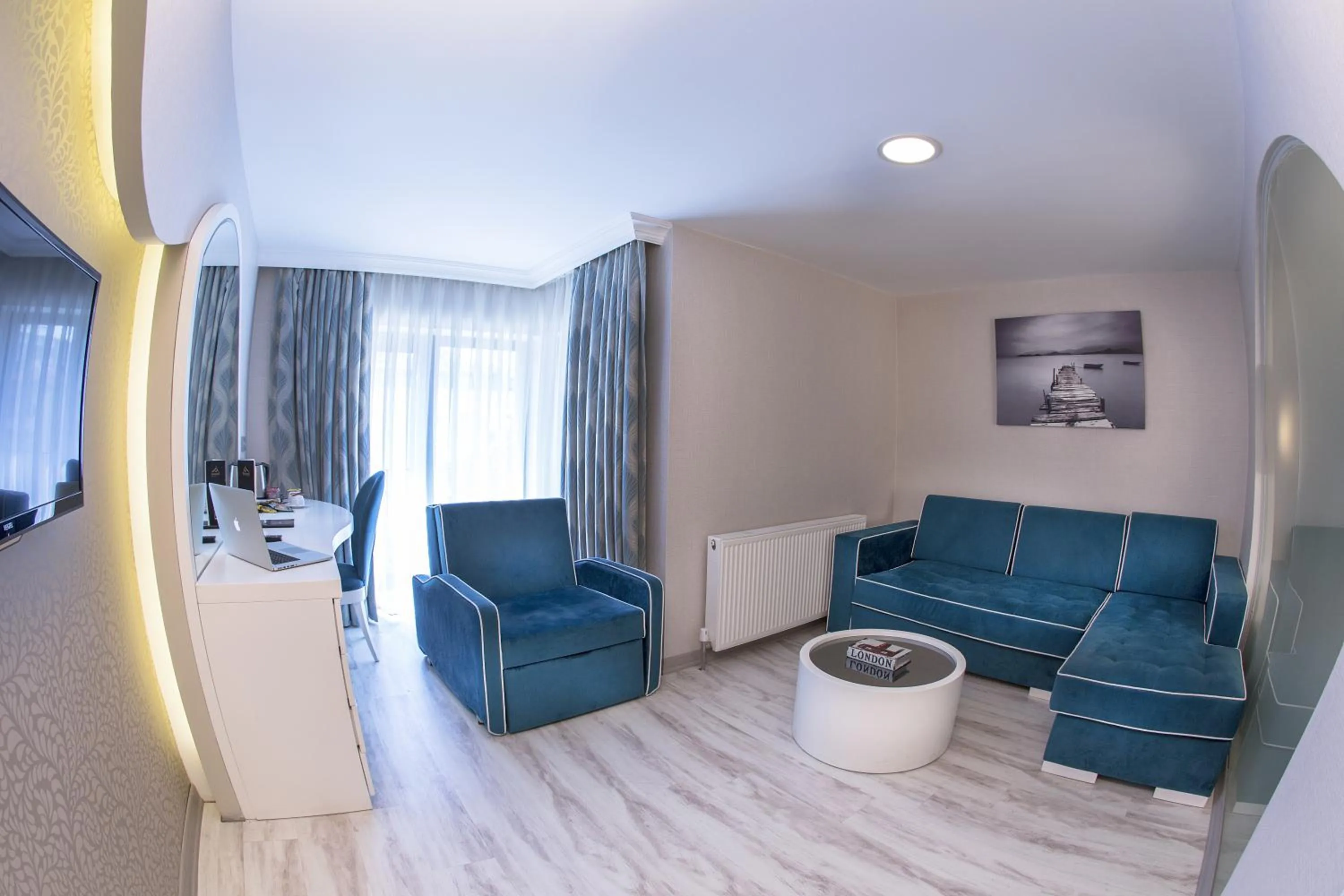 Living room in Demonti Hotel