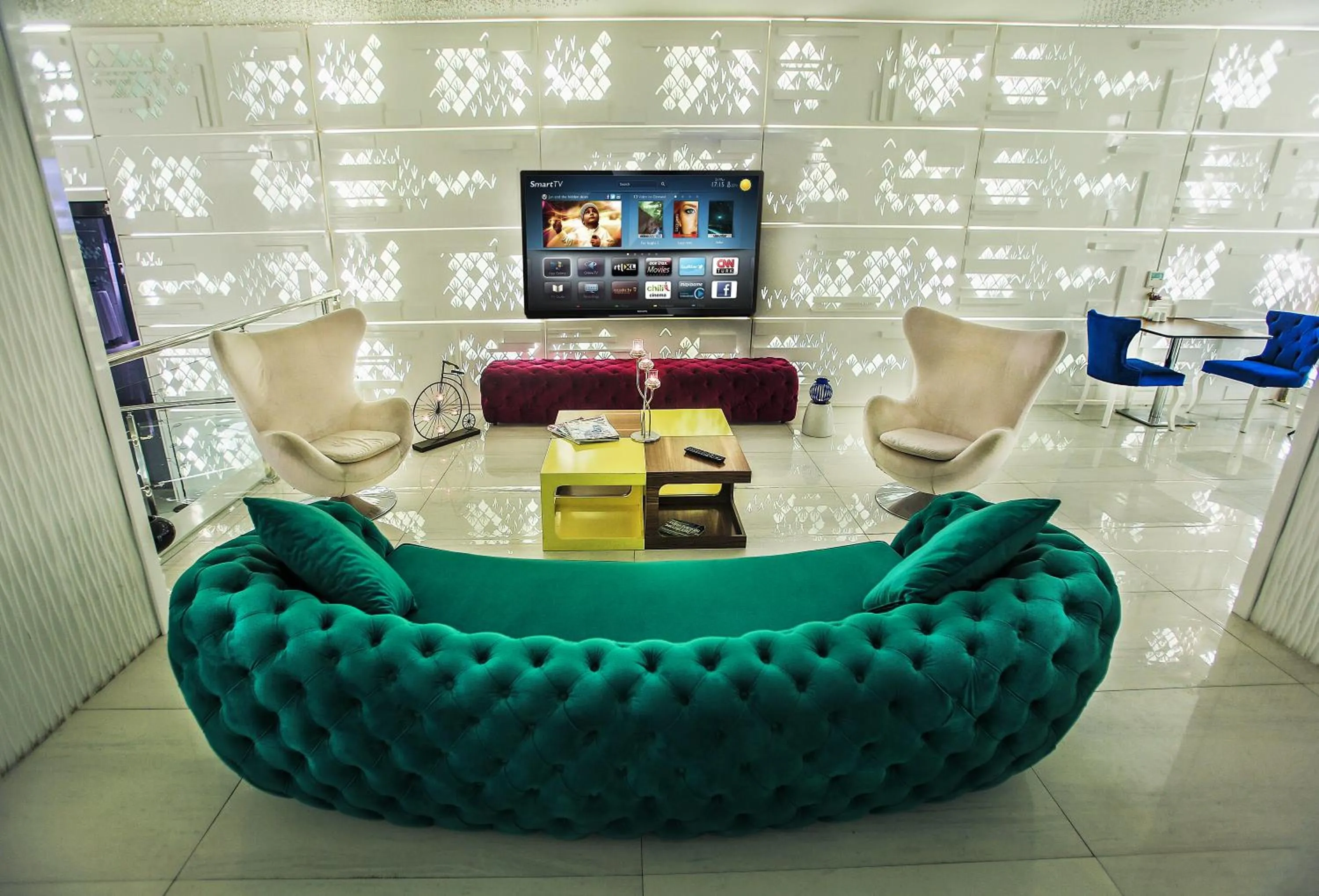 Communal lounge/ TV room in Demonti Hotel