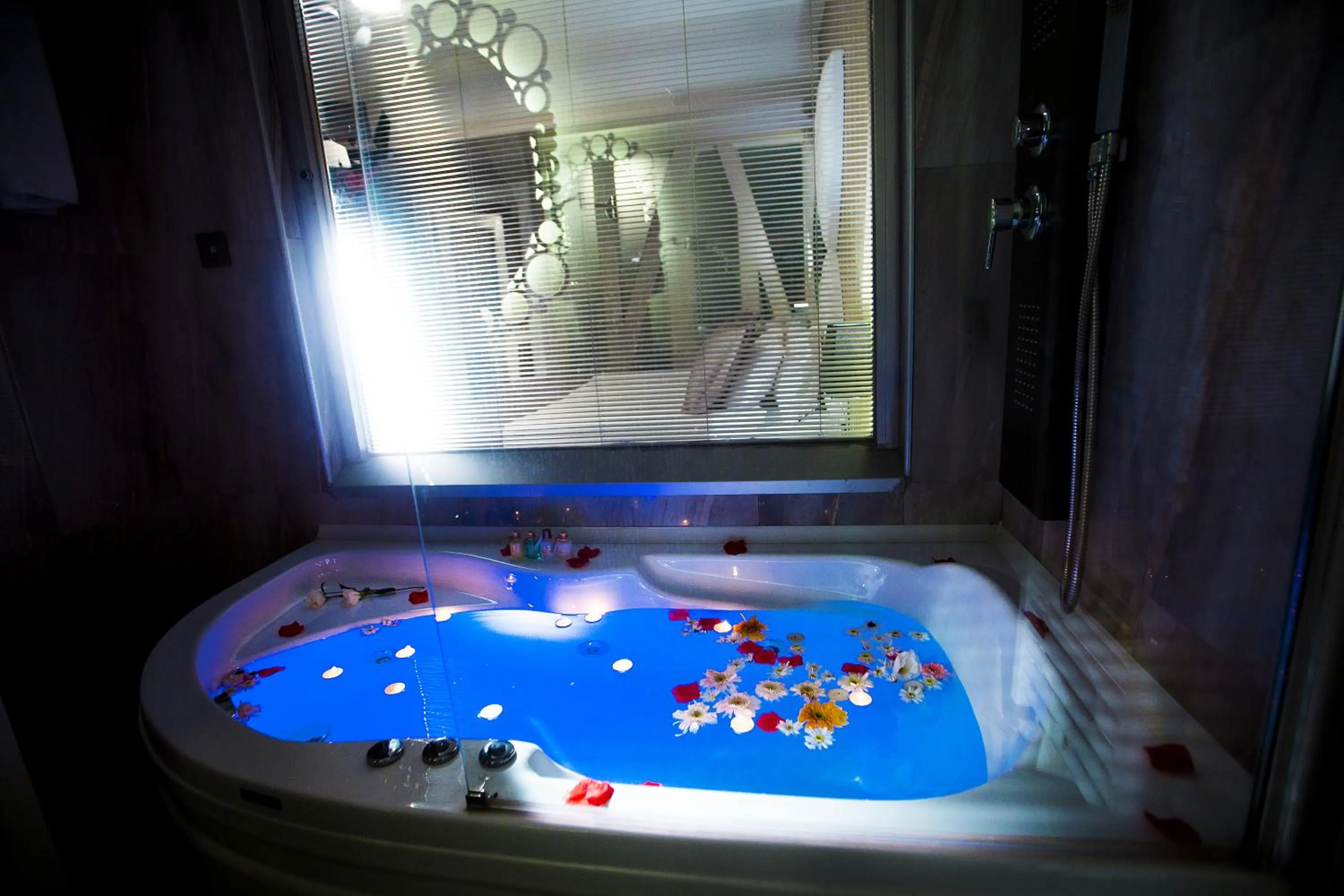 Bathroom in Demonti Hotel