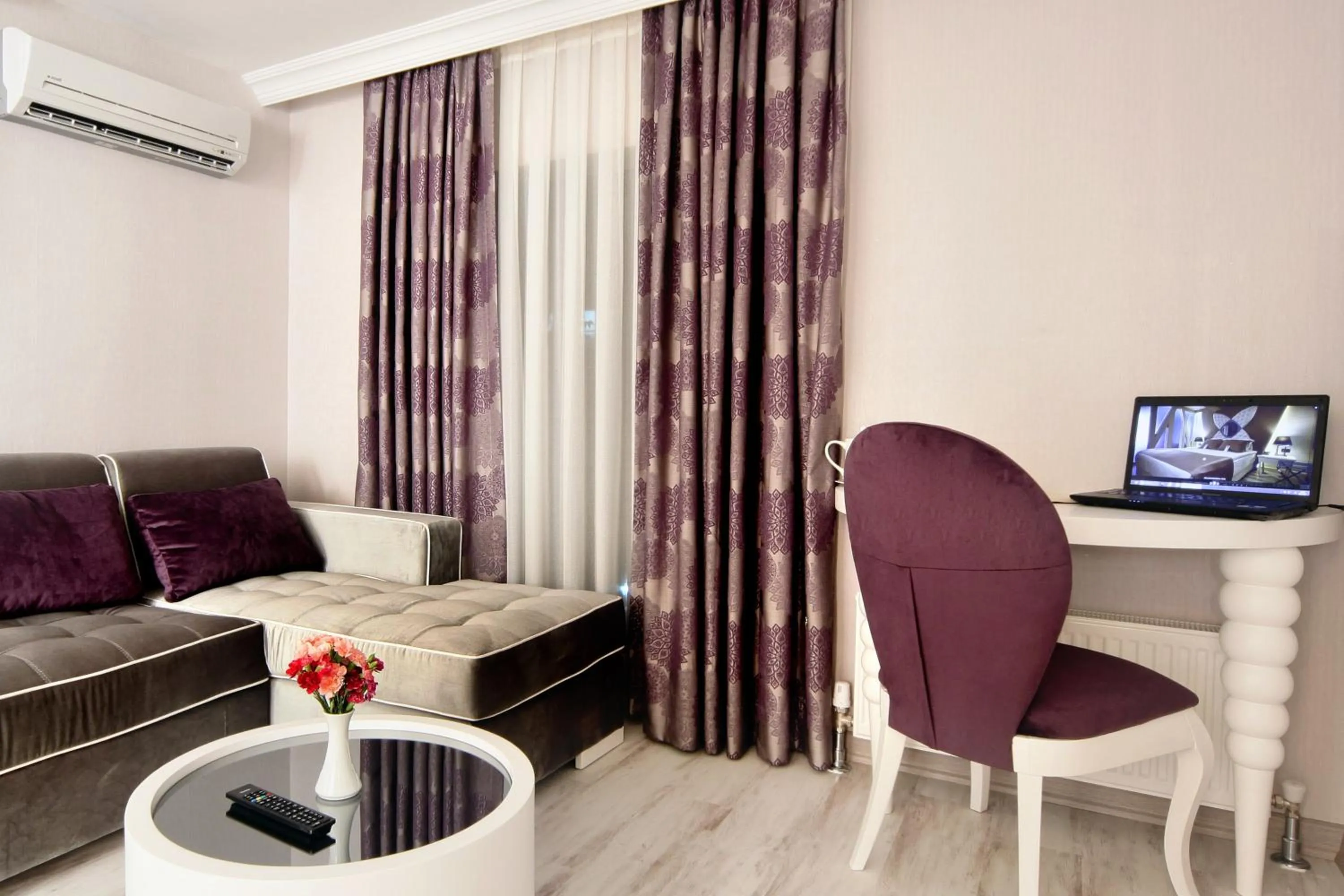 Living room in Demonti Hotel