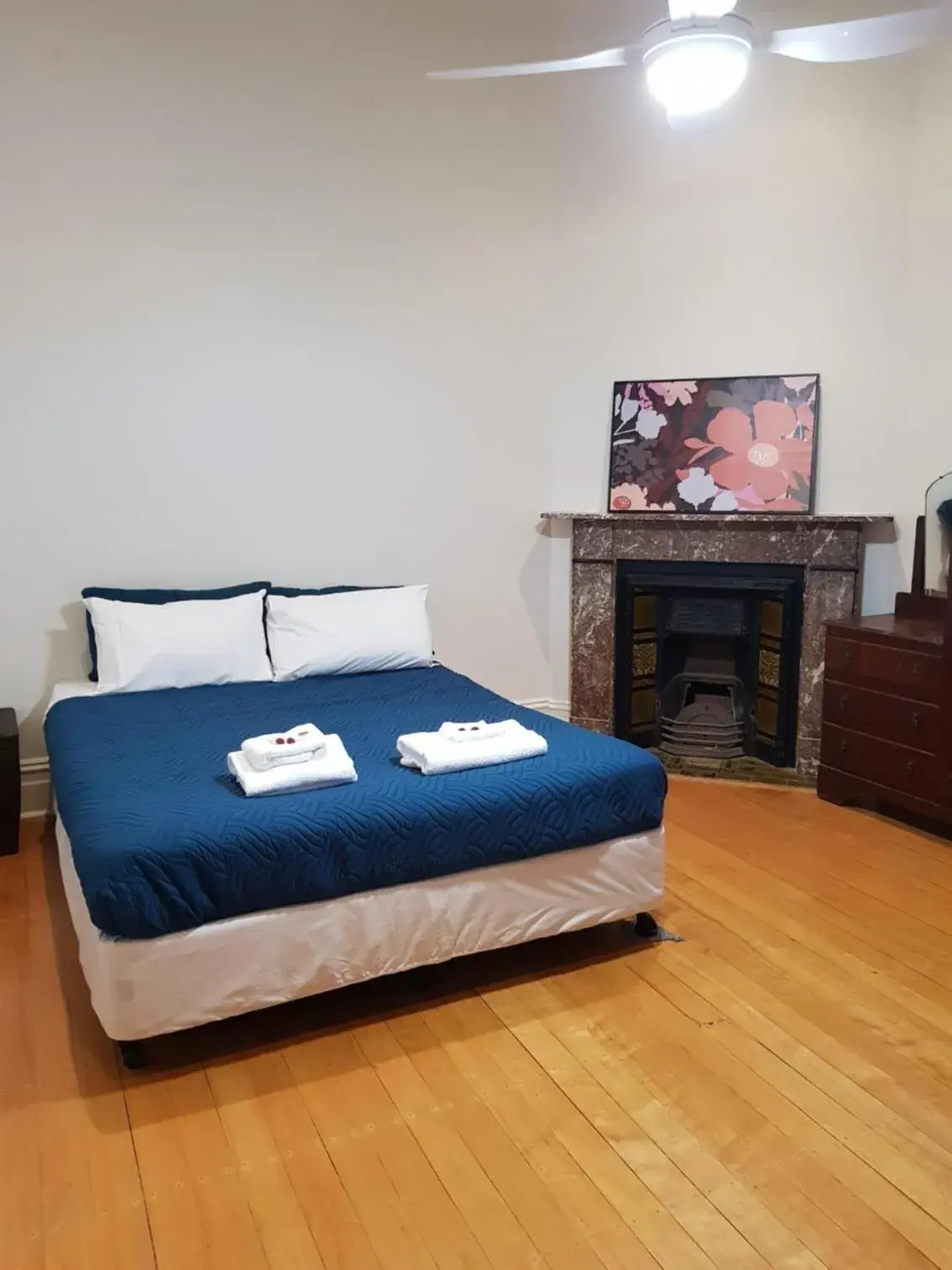 Queen Room with Shared Bathroom in Maclean Hotel Queen Room with Shared Bathroom in Maclean Hotel